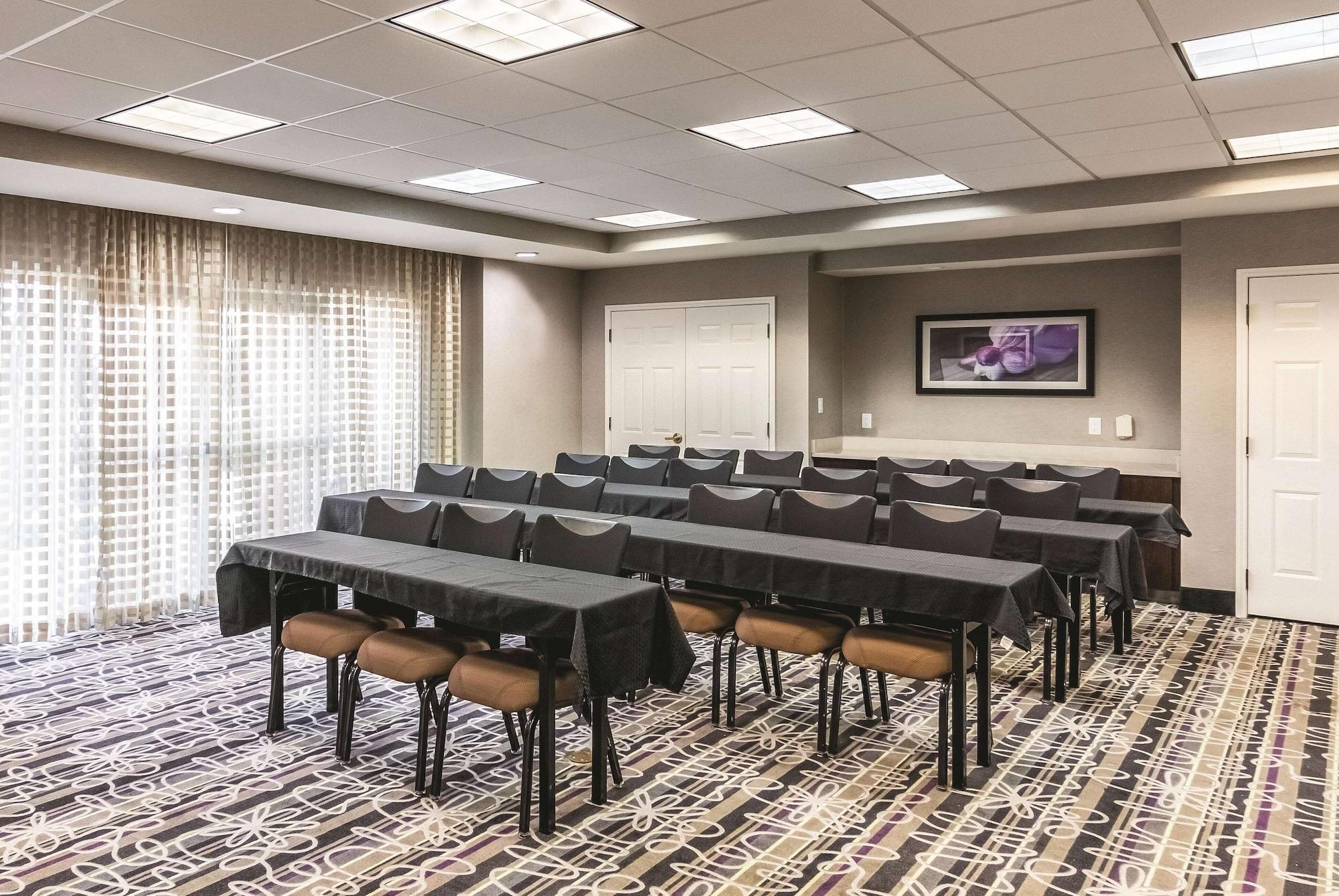 Sala de Reuniones La Quinta Inn & Suites by Wyndham Orlando Airport