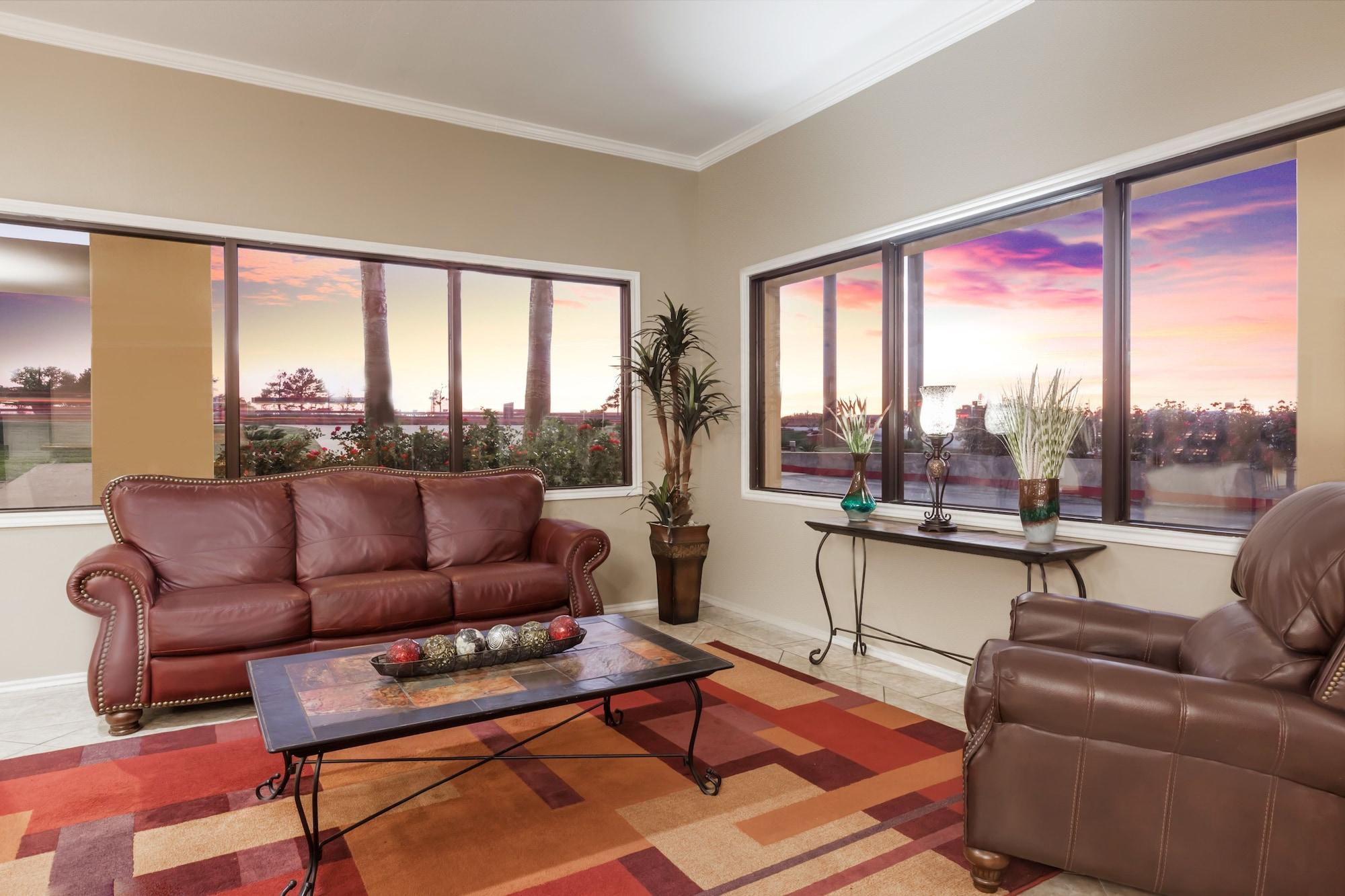 Vista Lobby Days Inn & Suites by Wyndham Huntsville