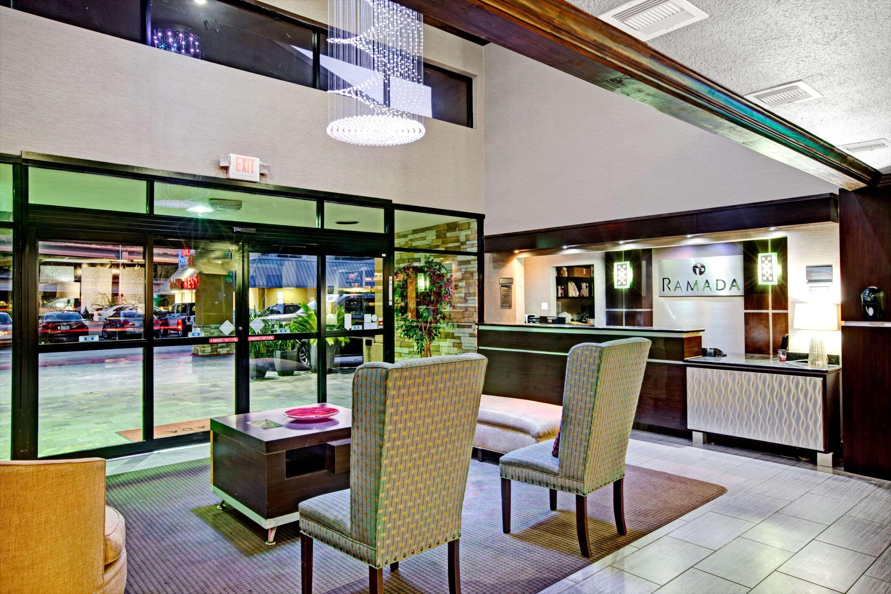 Vista Lobby Ramada by Wyndham Houston Intercontinental Airpt S