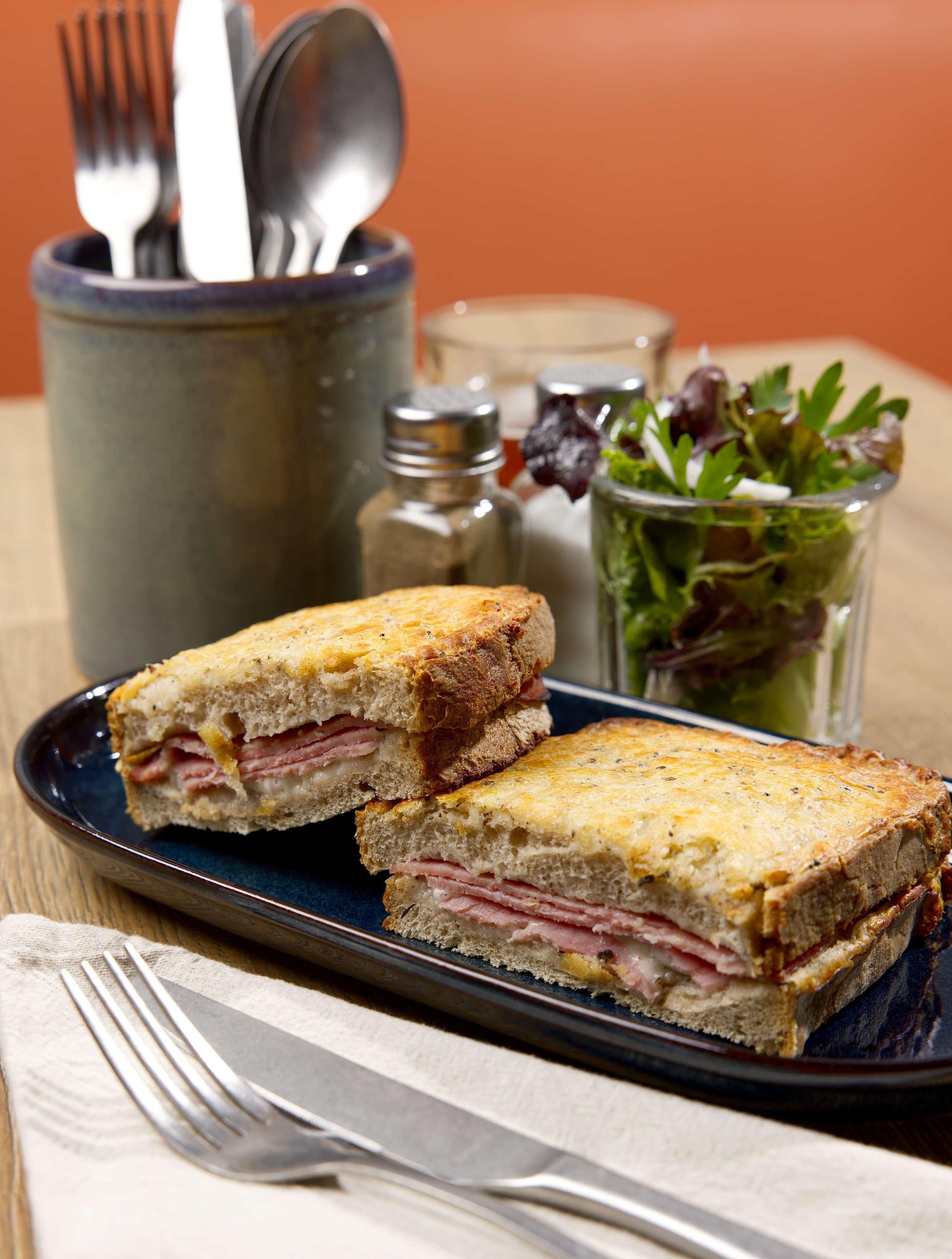 Bar/Salón Campanile Nimes Centre