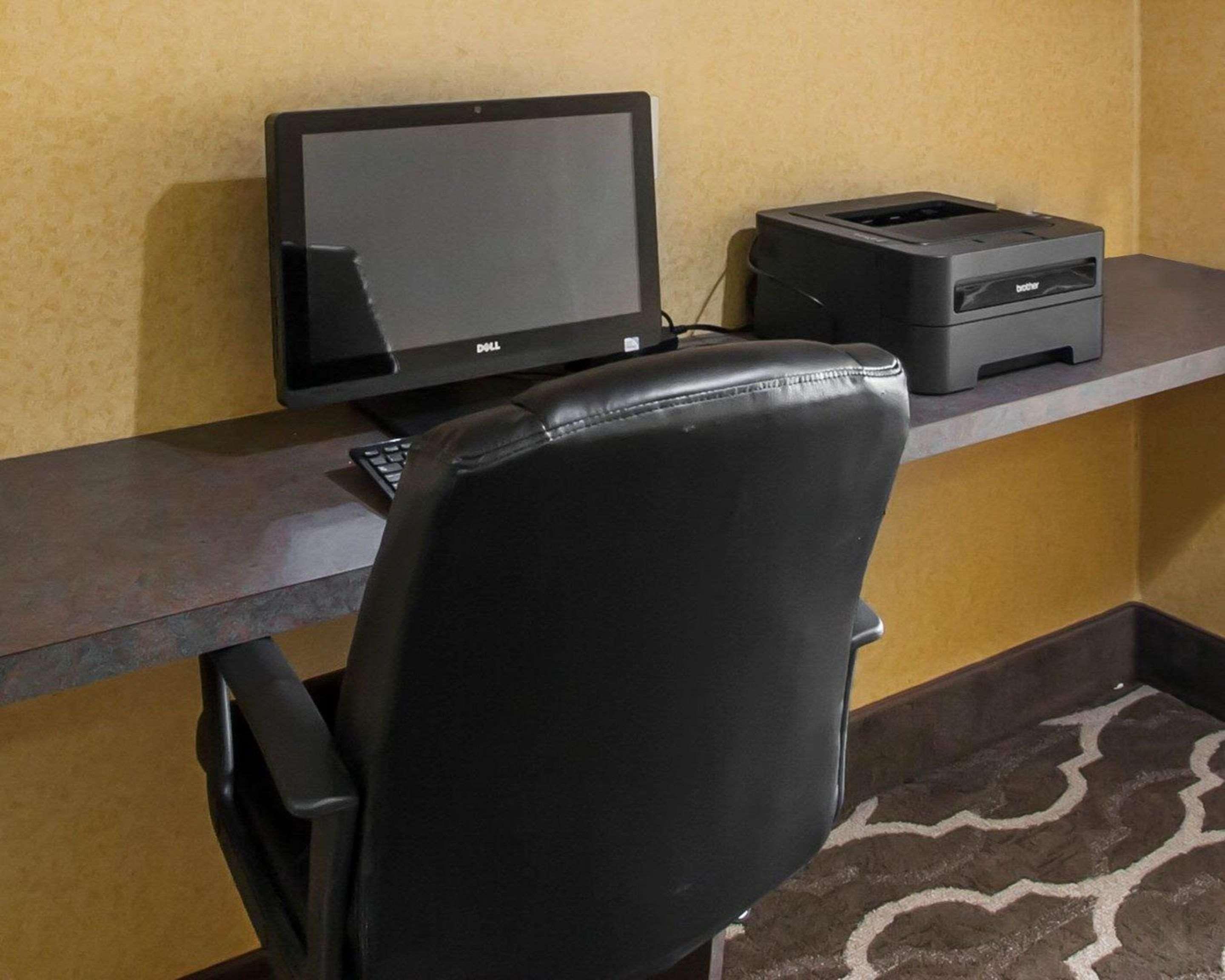 Centro de Negocios Quality Inn Hayti North