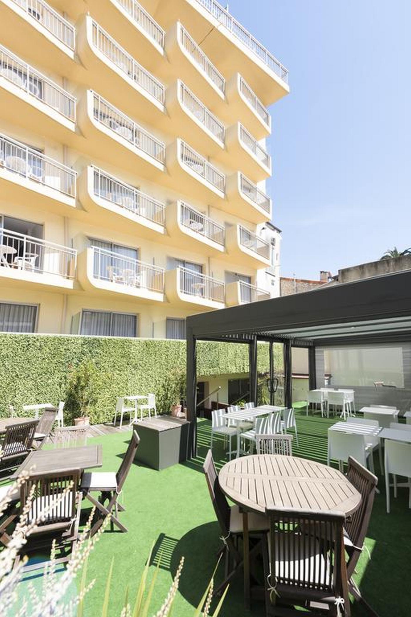 Vista Exterior Hotel Abrial