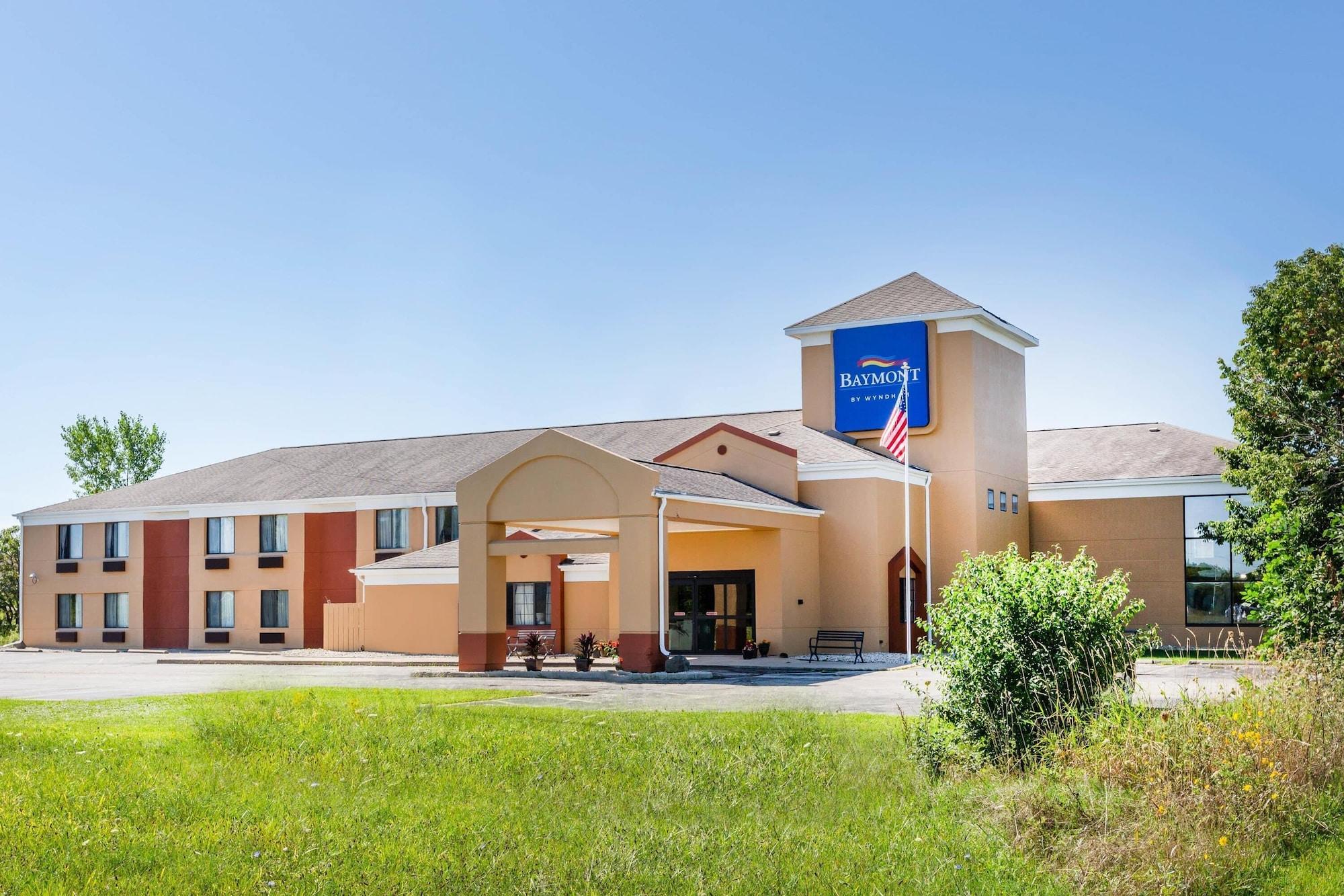Vista Exterior Baymont Inn & Suites by Wyndham Mukwonago