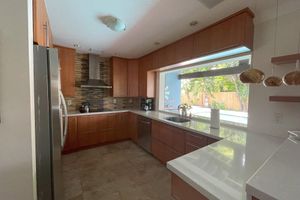 Alquiler Vacacional - Heated pool, King beds, full outdoor kitchen, gate, blocks from highway exit.