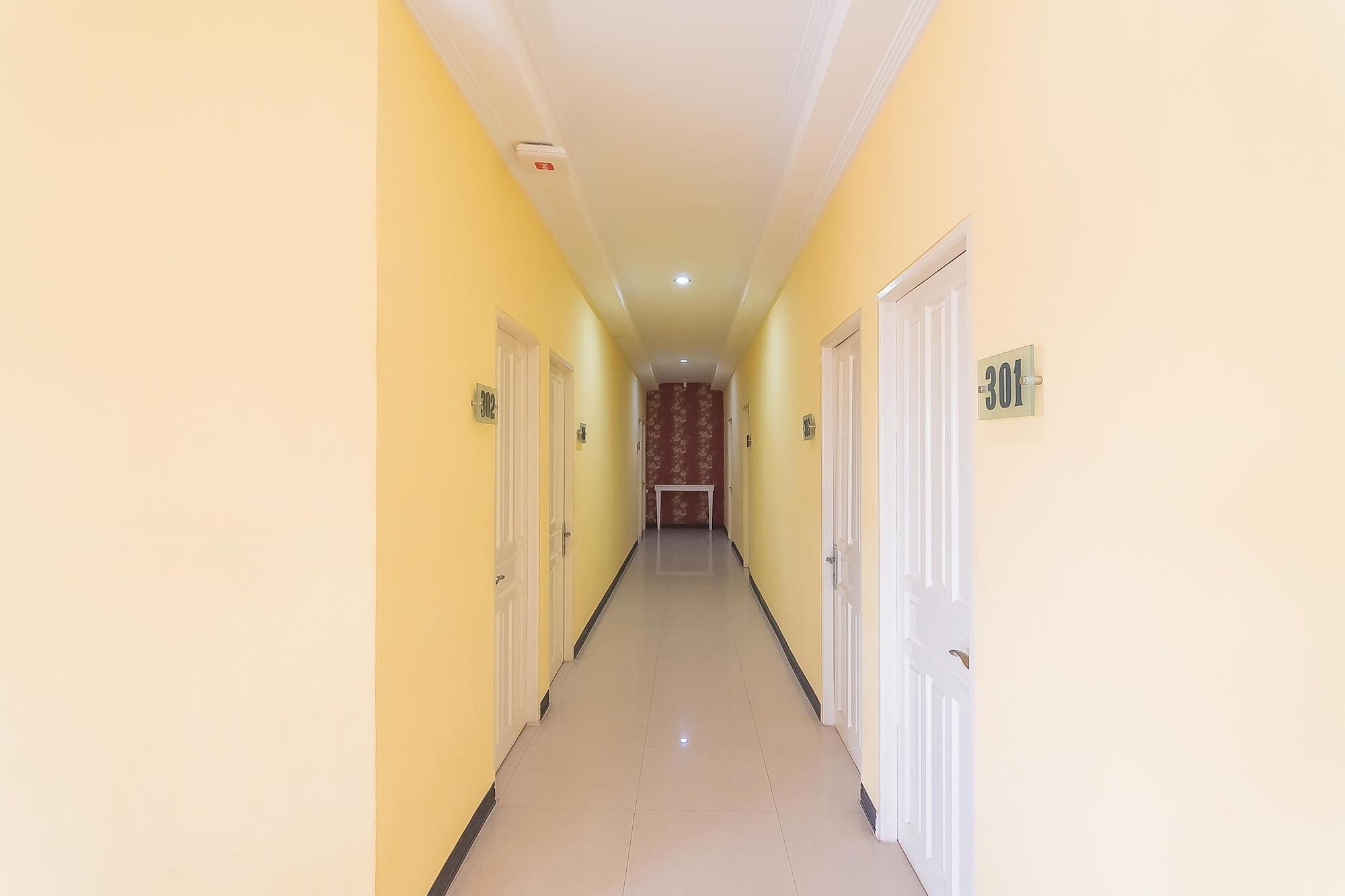 Varios RedDoorz @ H. Agus Salim Street