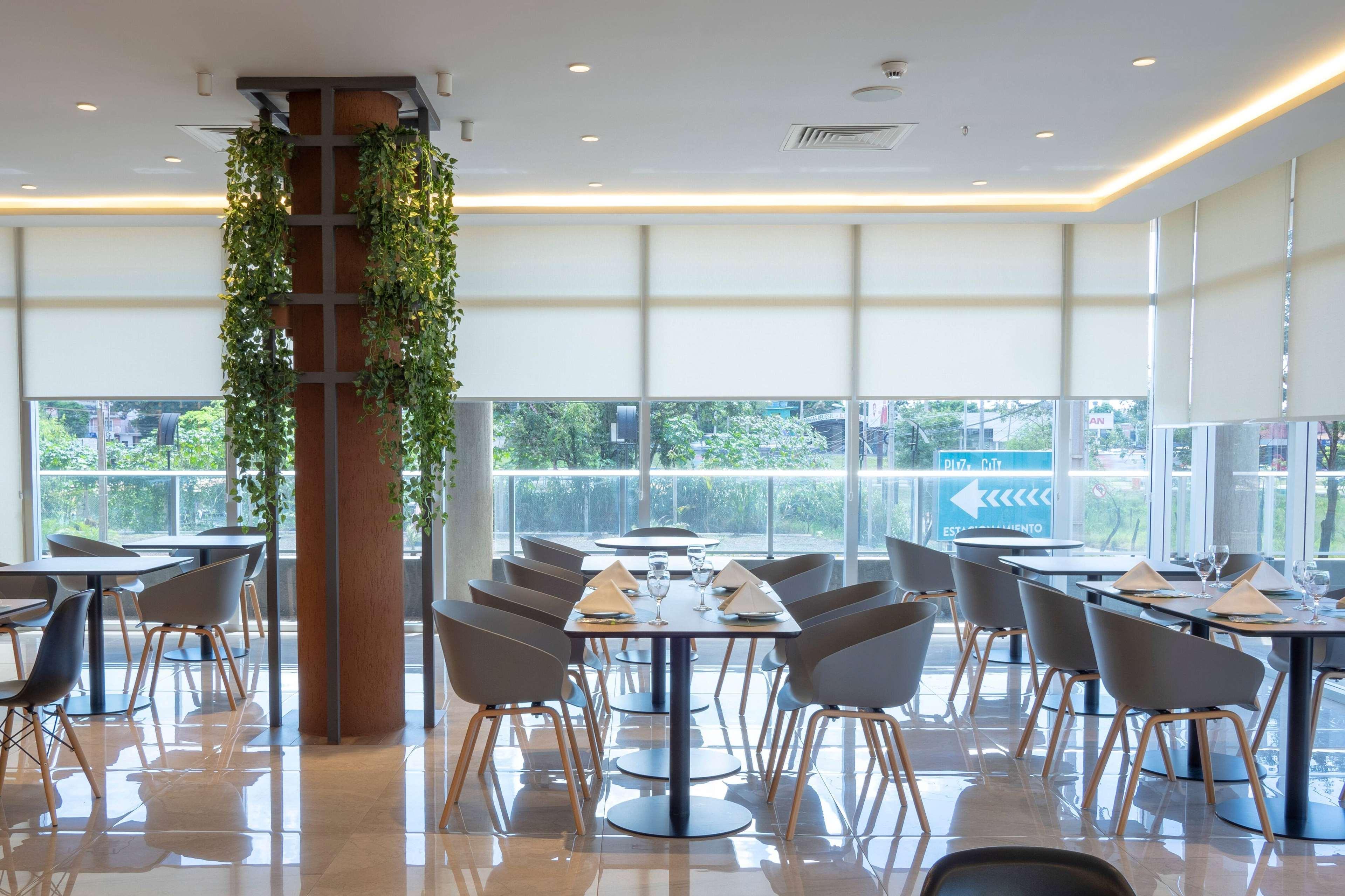 Restaurant Dazzler by Wyndham Ciudad del Este