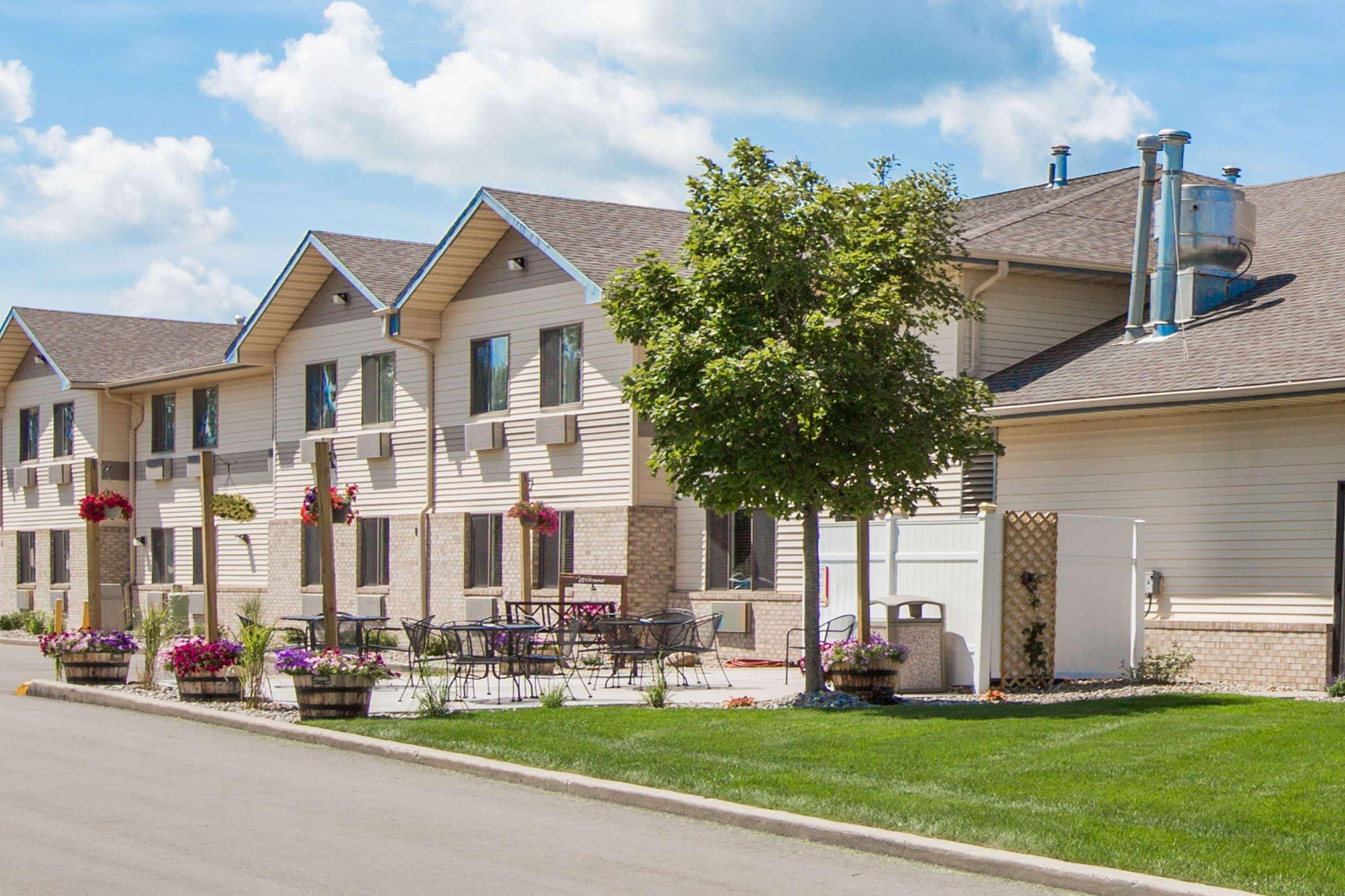 Vista Exterior Super 8 by Wyndham Brookings