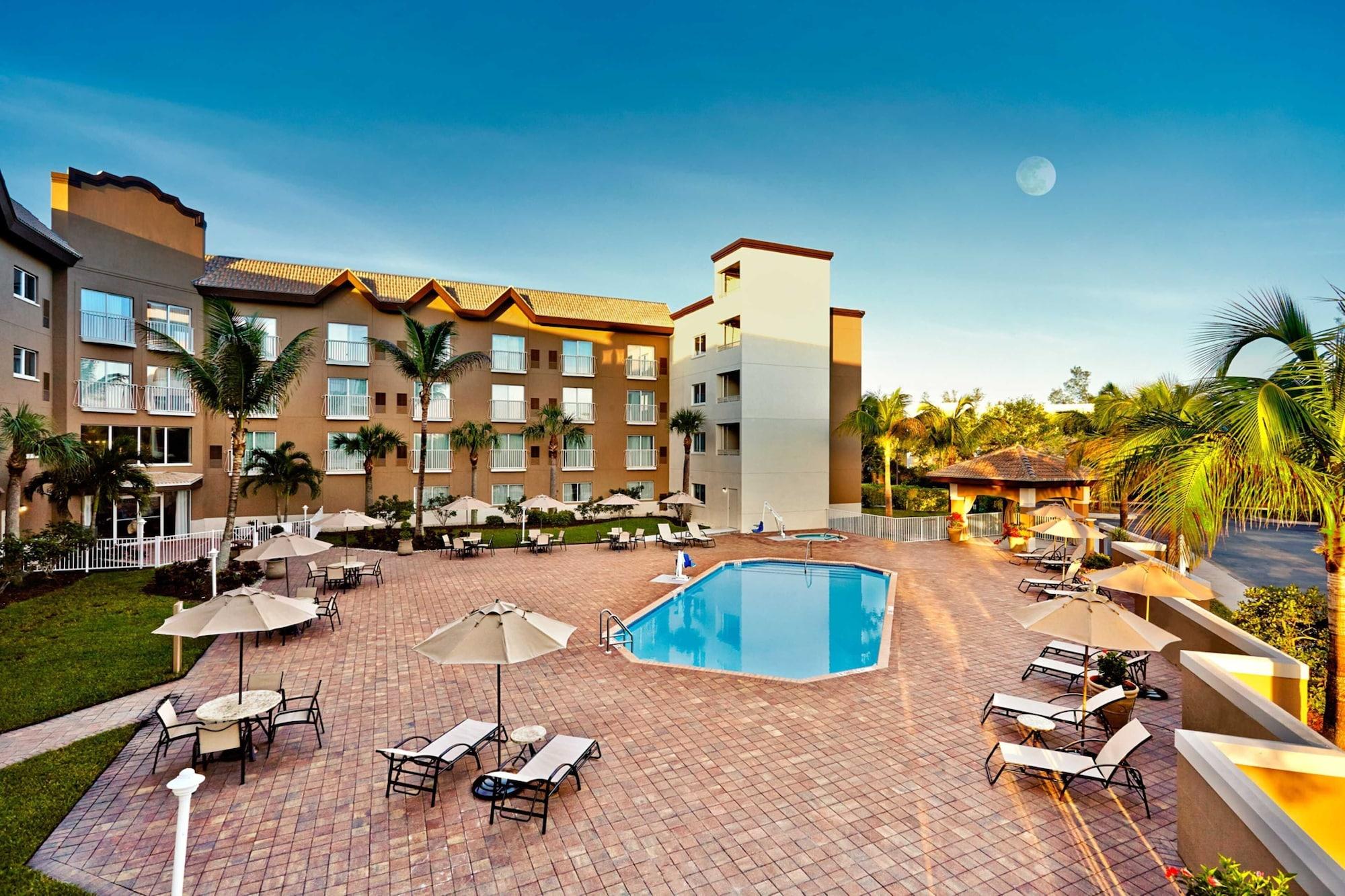 Vista Exterior Holiday Inn Express Hotel Naples Downtown - 5th Avenue