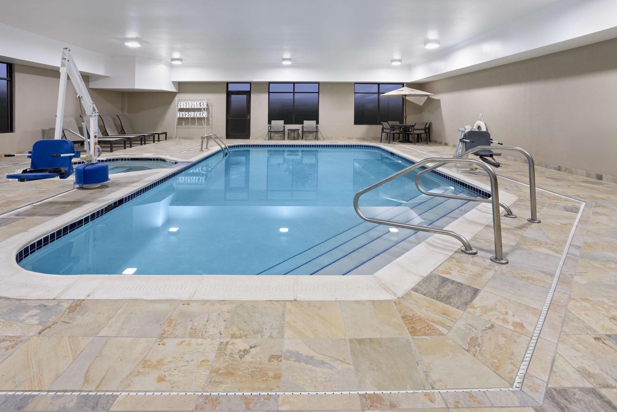 Vista Piscina Hampton Inn Cleveland Airport - Tiedeman Road
