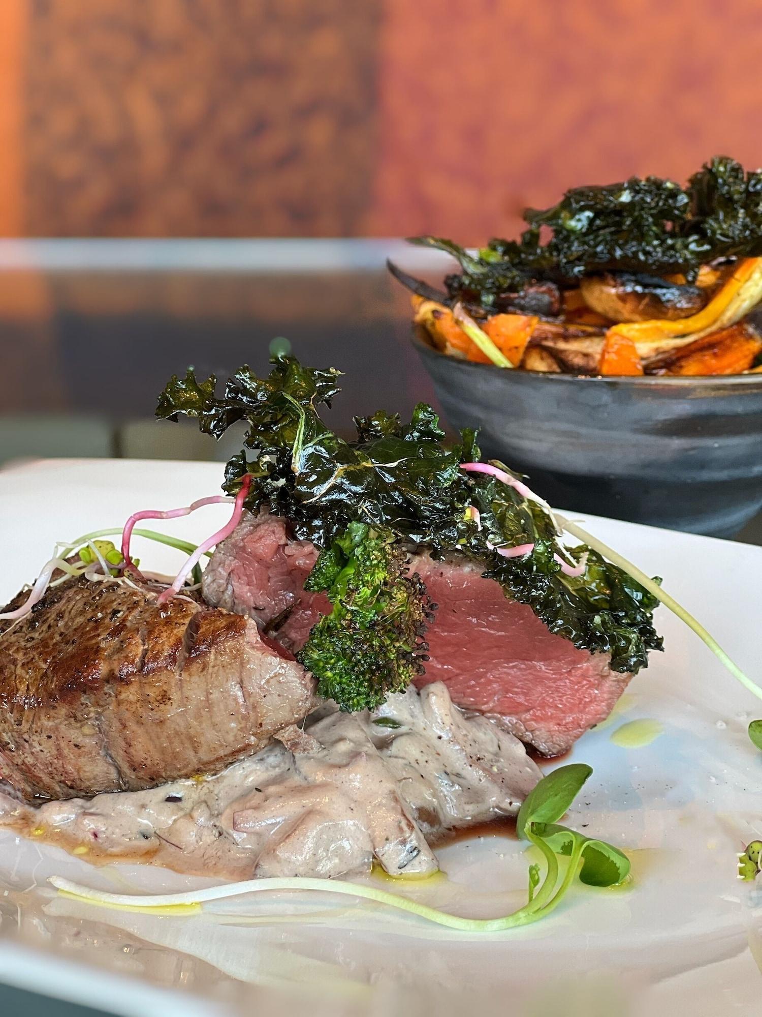 Restaurant Cozy Suite - Ocean View & Private Beach