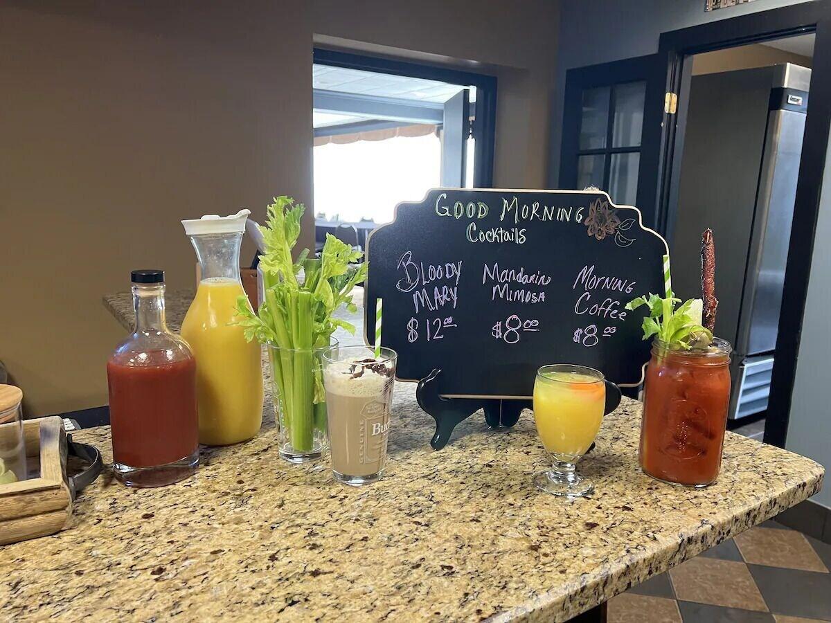 Varios Home Inn Woods Hotel