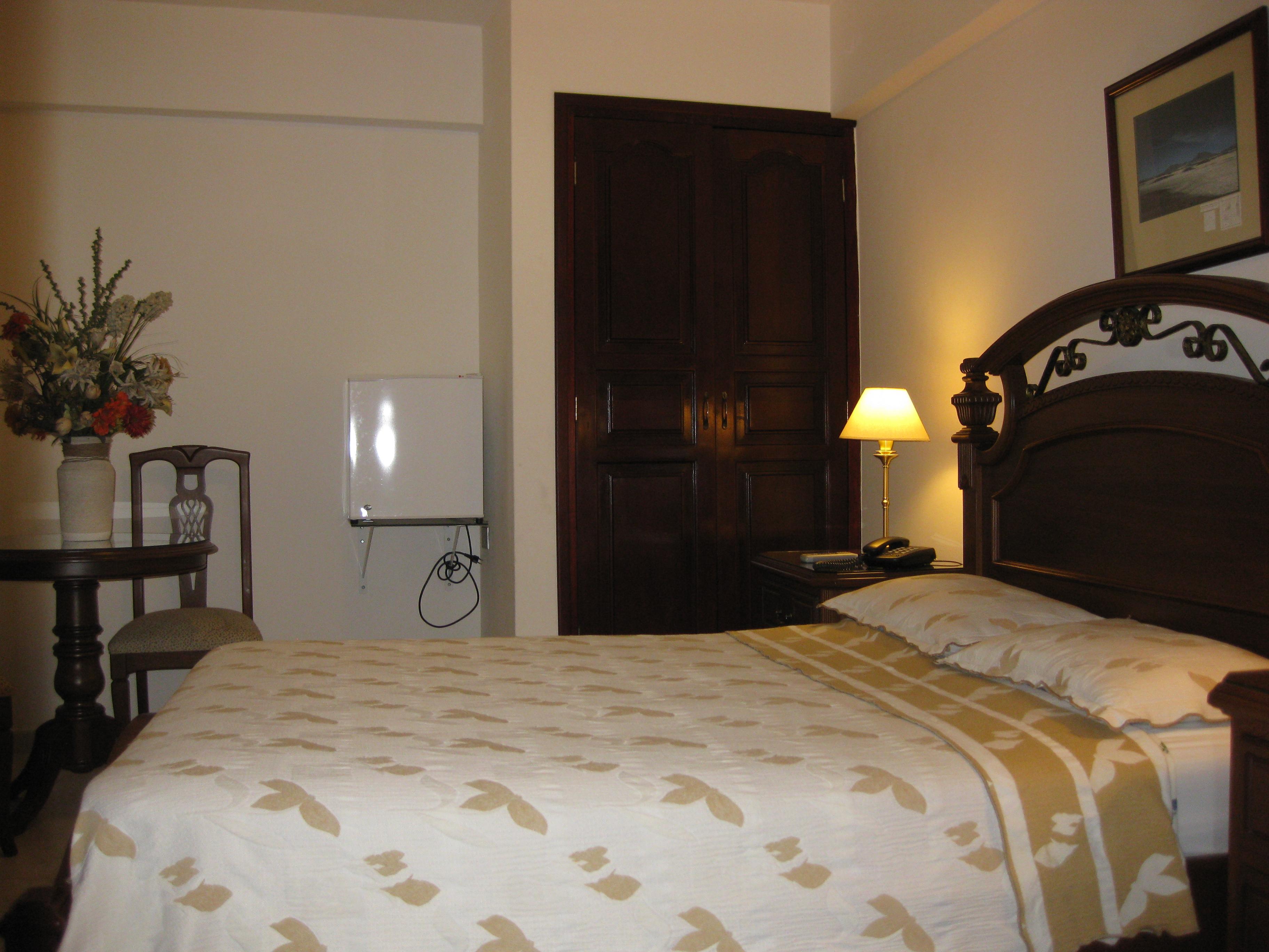 Varios Hotel California