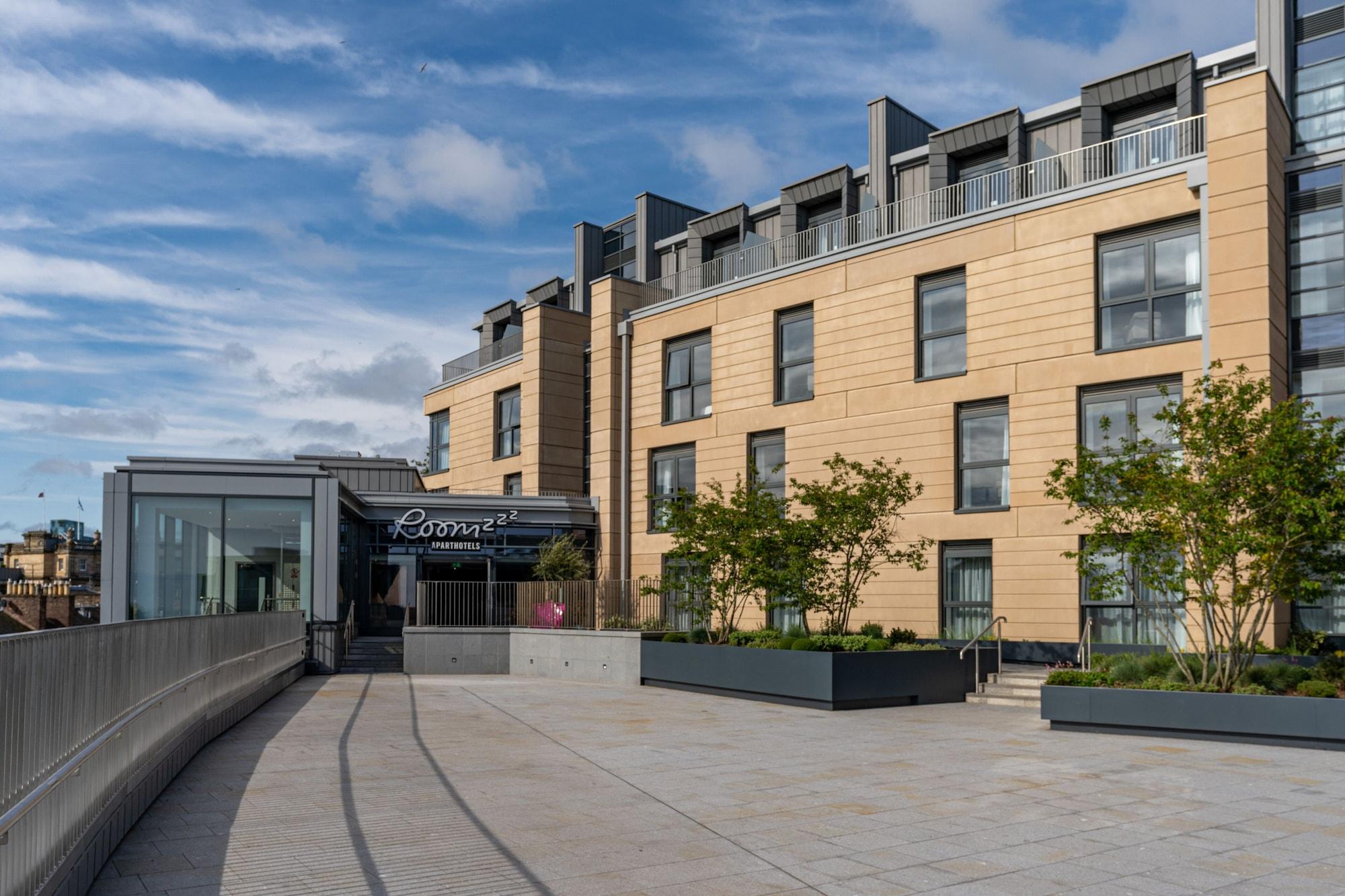 Vista Exterior Roomzzz Edinburgh
