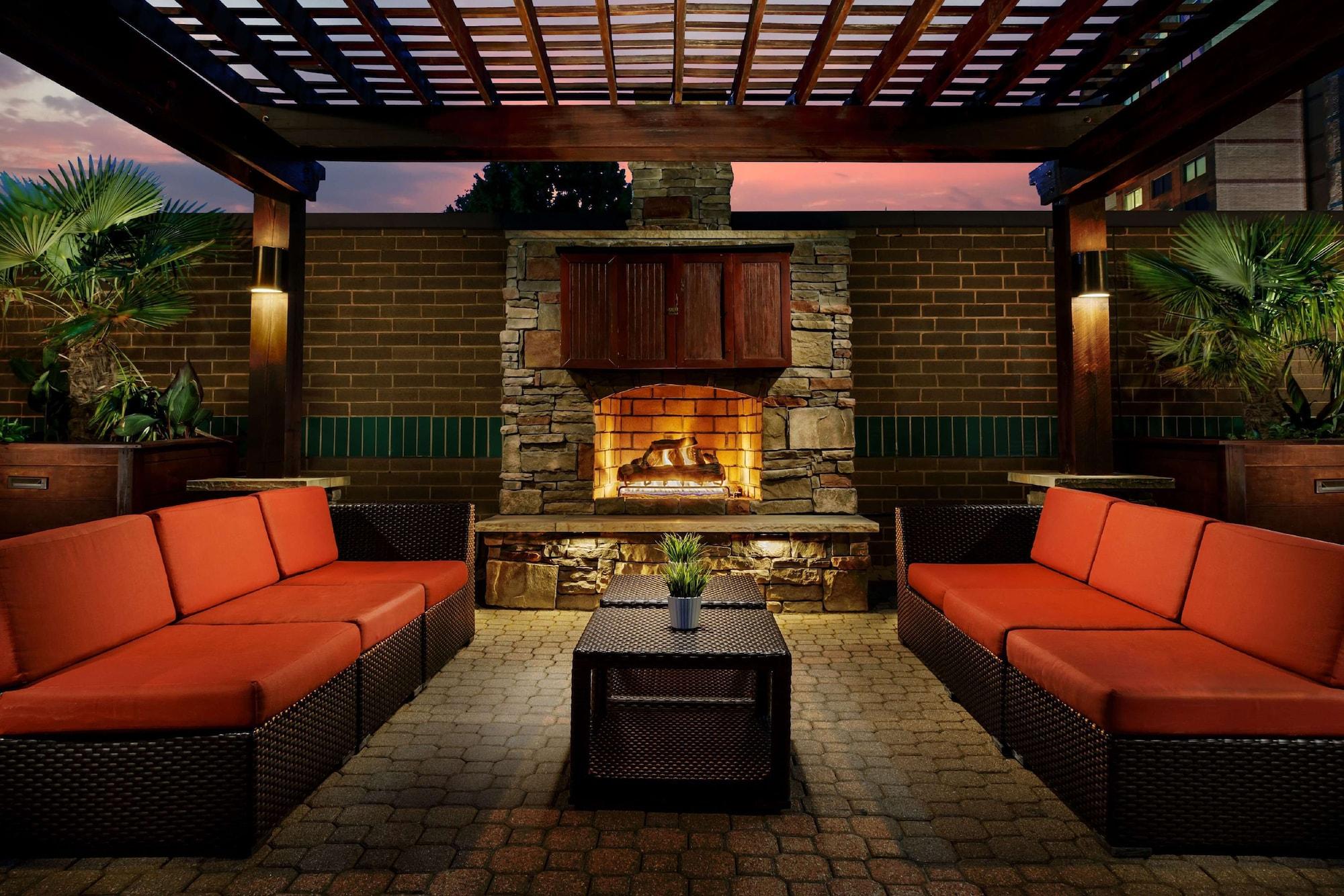 Vista Exterior Hilton Charlotte University Place