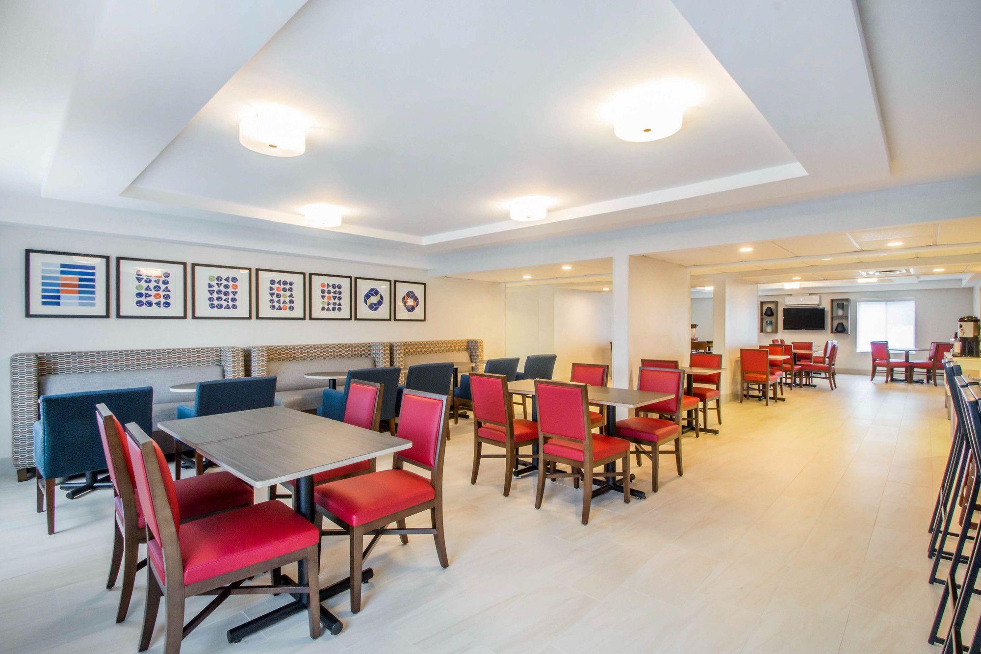 Restaurant Comfort Inn & Suites Airport - Wolf Road