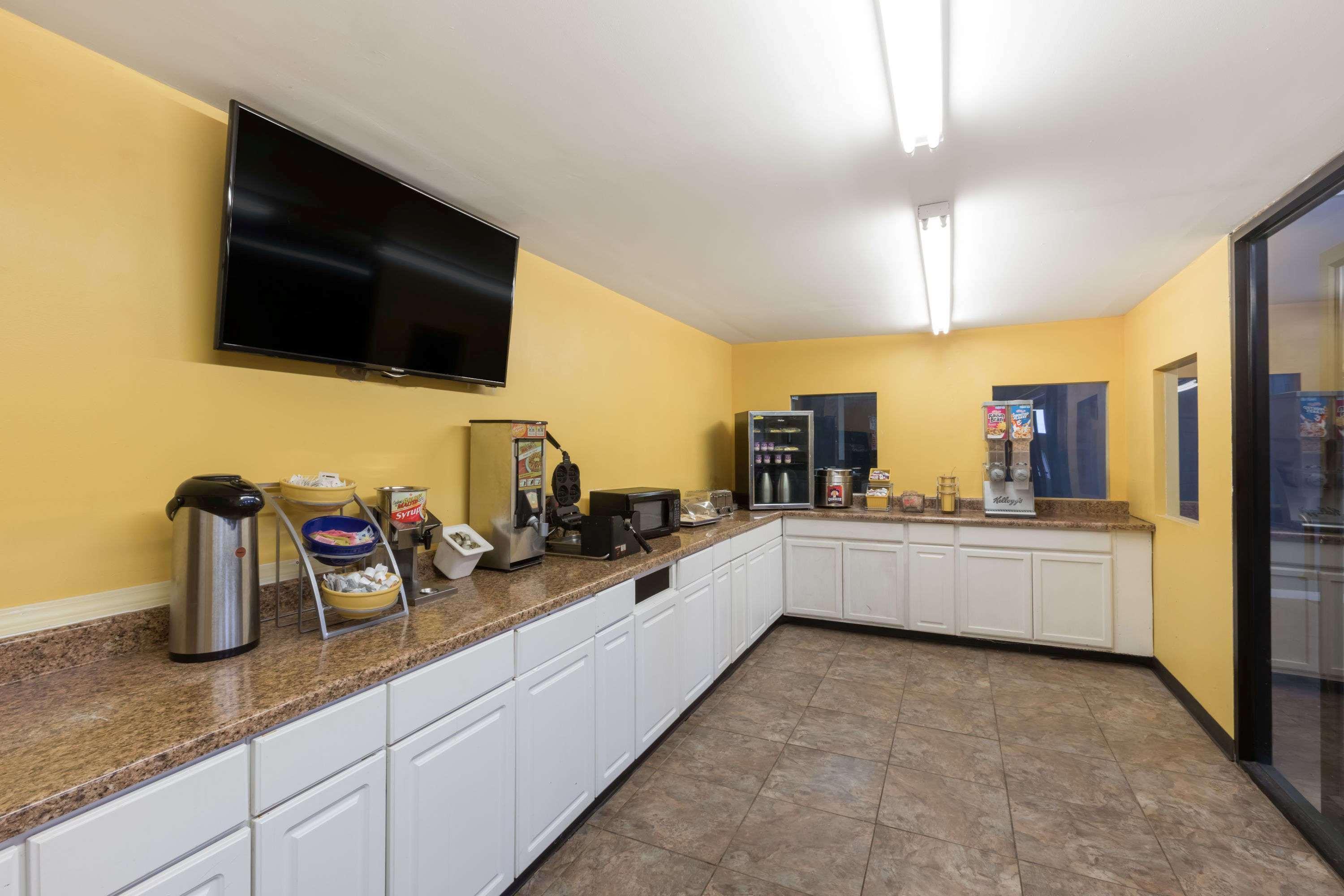 Restaurant Days Inn by Wyndham Midland