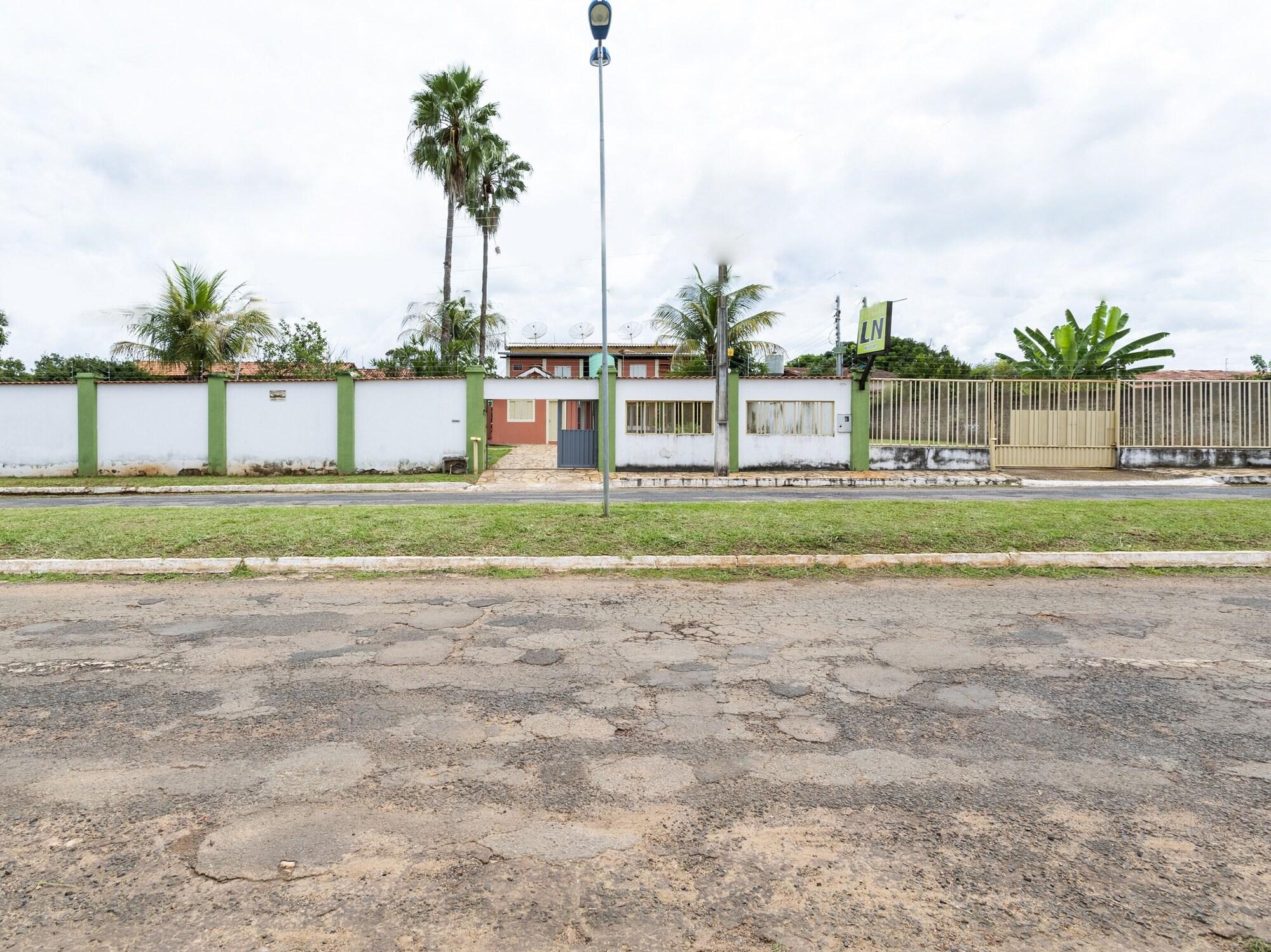 Vista Exterior OYO Pousada LN