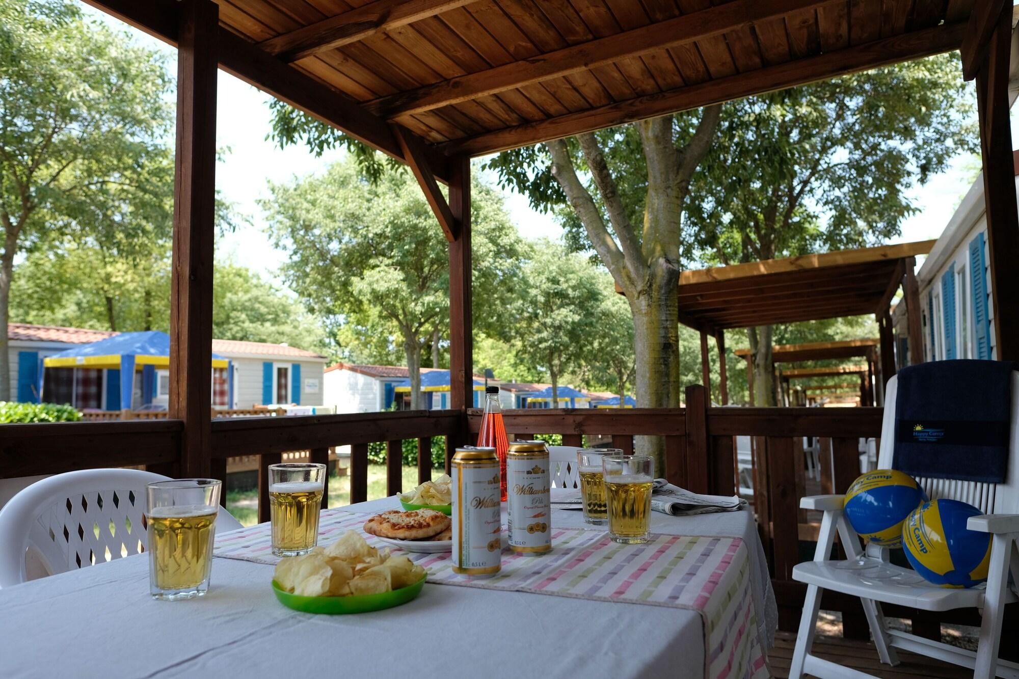 Vista Exterior Happy Camp in Camping Karavomilos Beach