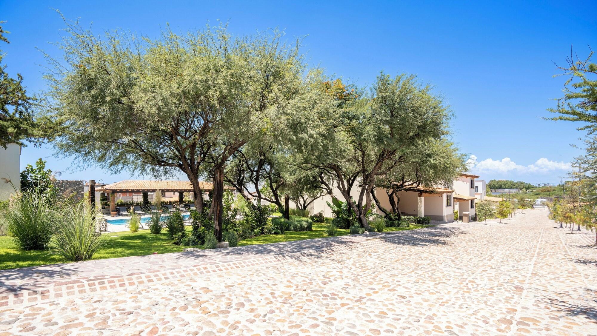 Vista Exterior 4BR Private Sanctuary with Pools and Gym