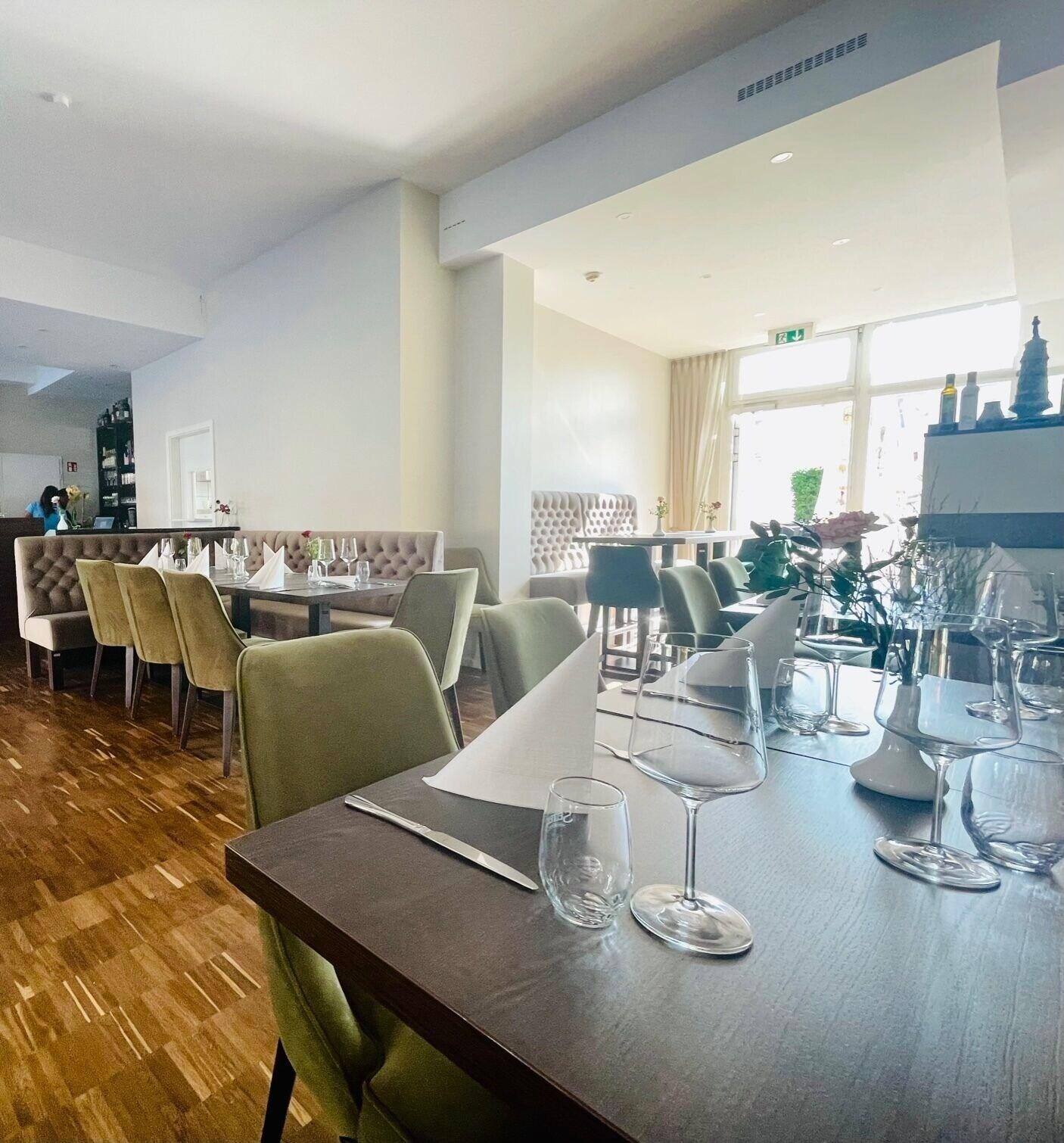 Restaurant Paragon Apartments