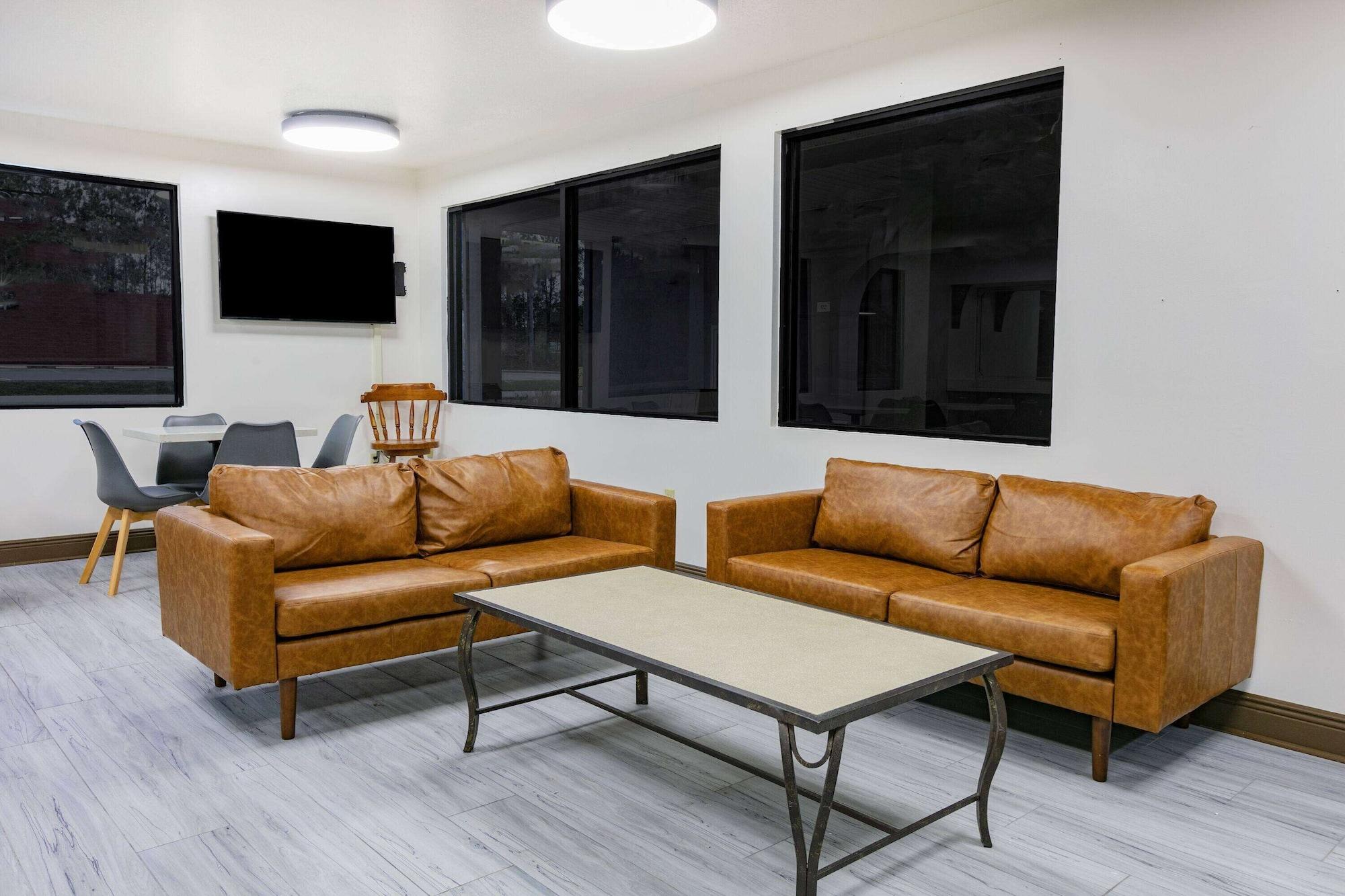 Vista Lobby Super 8 by Wyndham Moss Point