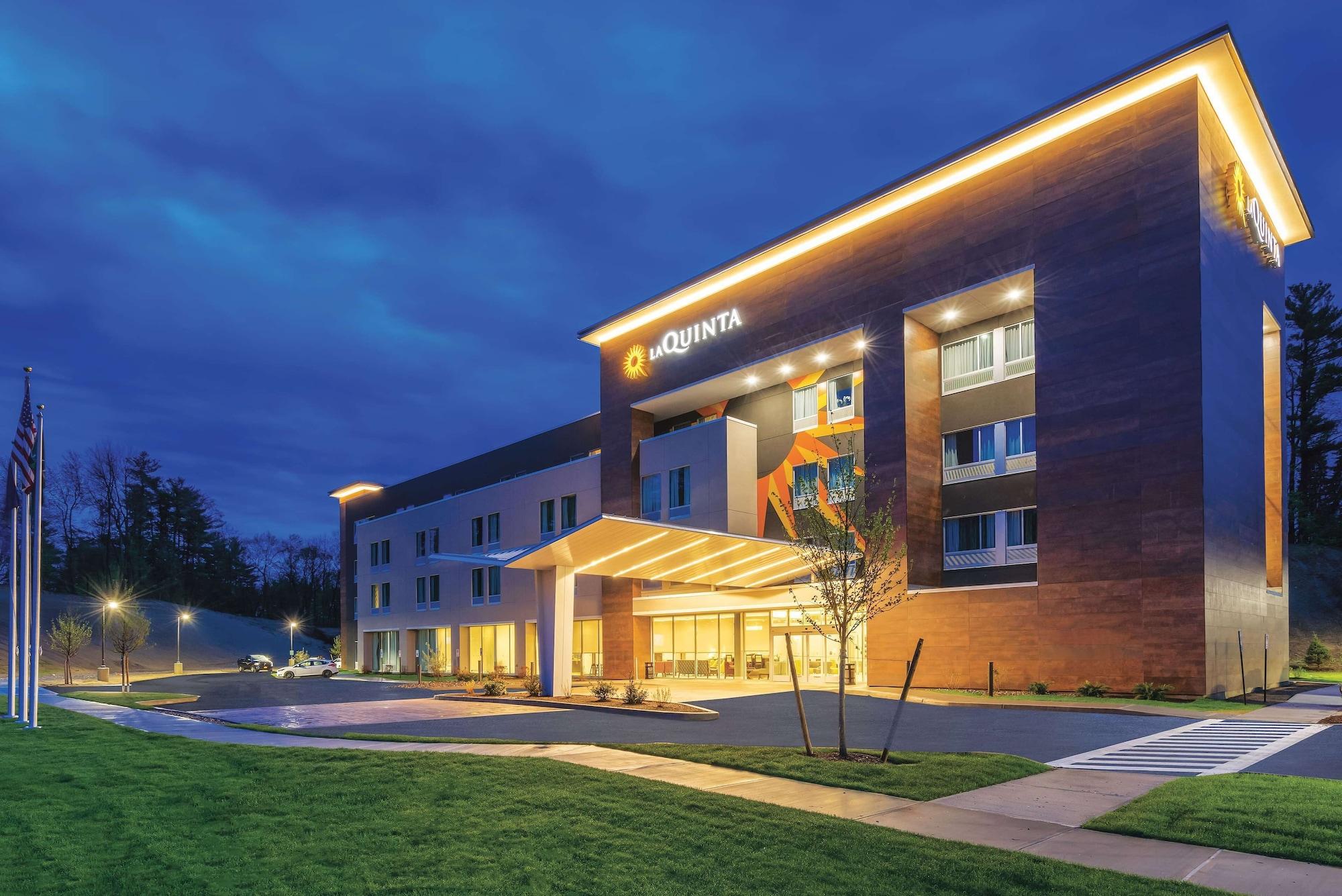 Vista Exterior La Quinta Inn & Suites by Wyndham Clifton Park/Saratoga Area