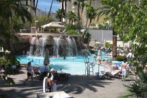 Alojamiento - MGM Signature Penthouse Jr. StripView, Balcony, Pool NO Resort fee, FREE Parking