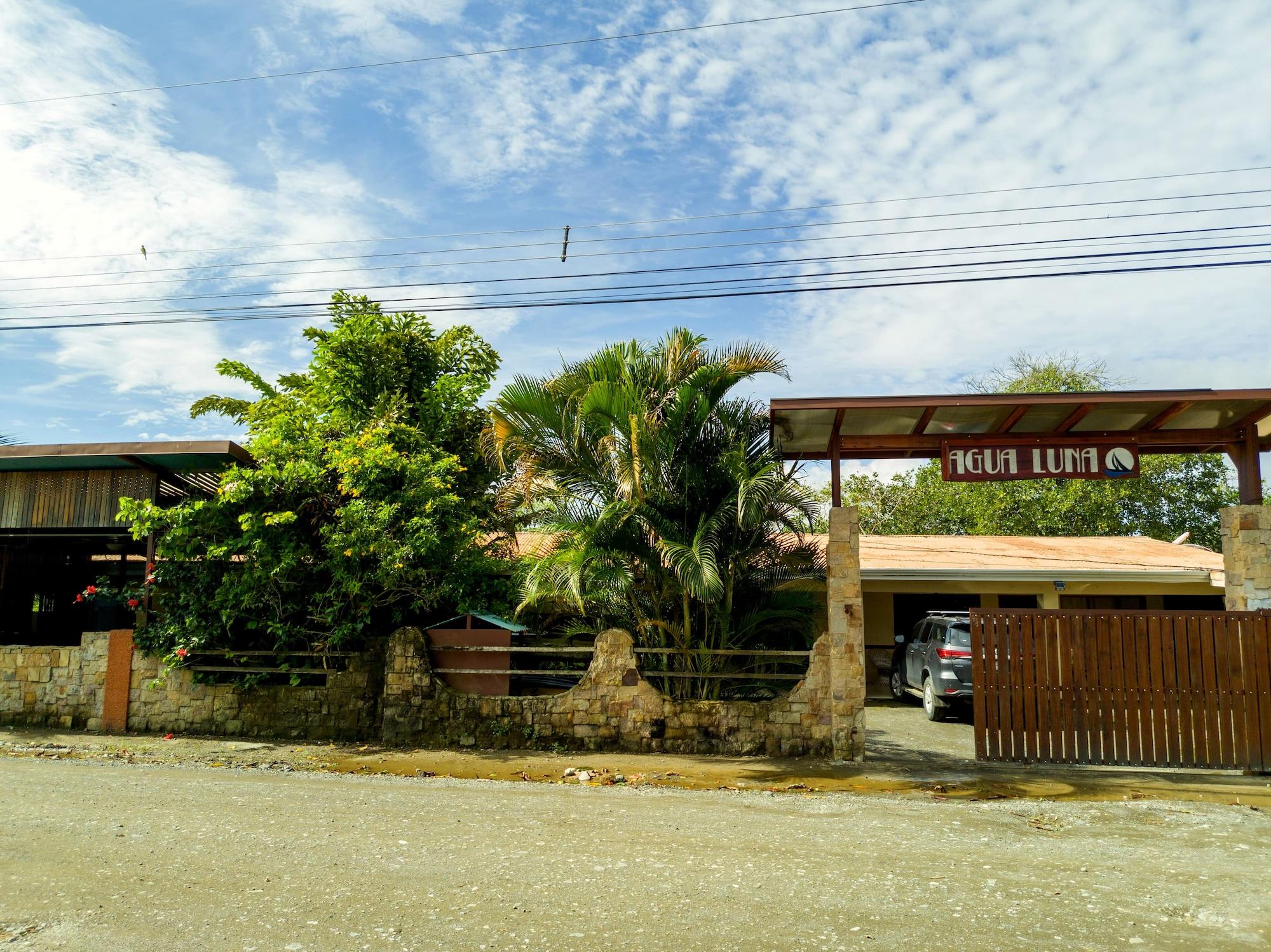 Vista Exterior Cabinas Agua Luna Frente al Mar