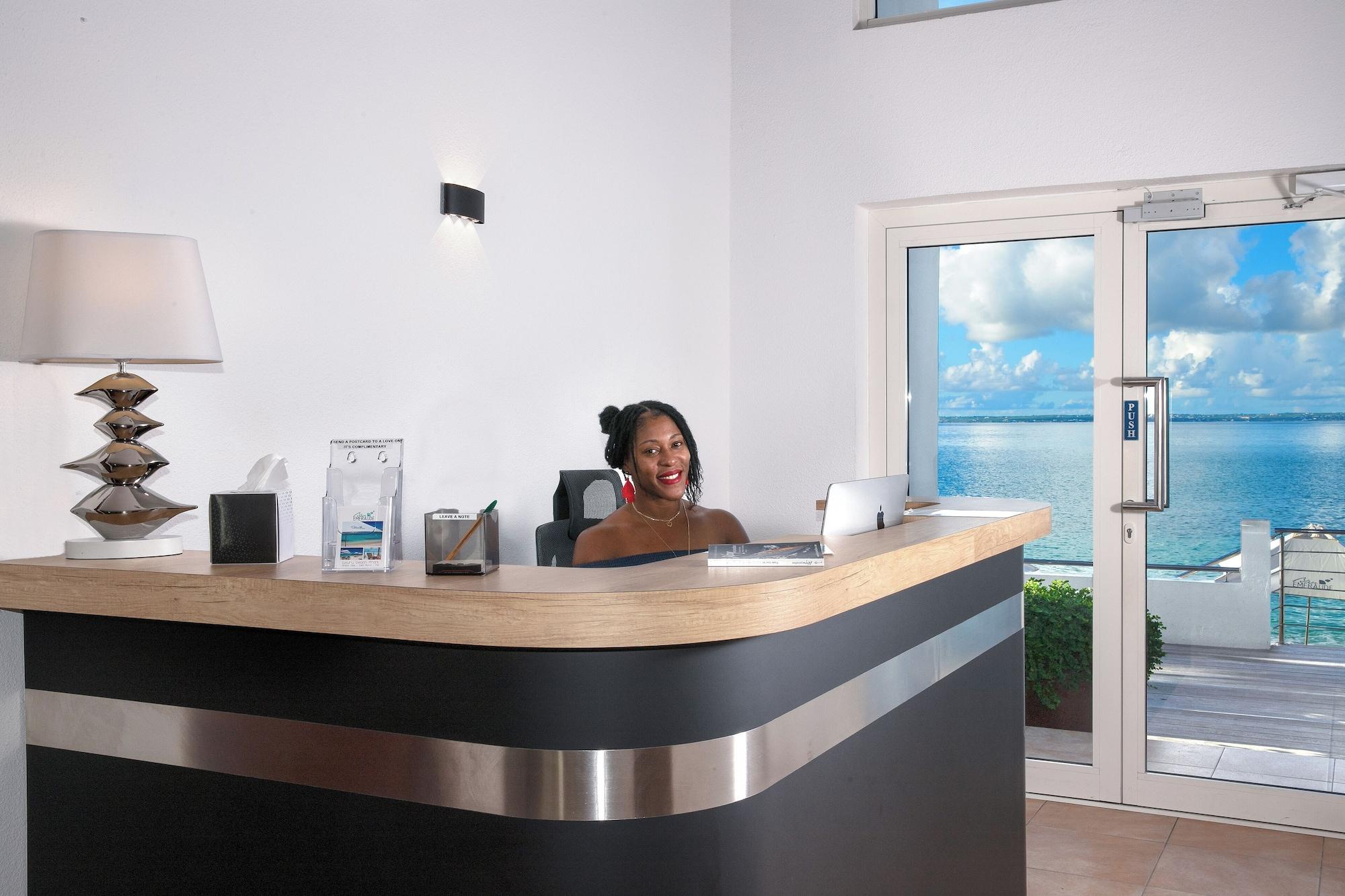 Vista Lobby Bleu Emeraude Hotel