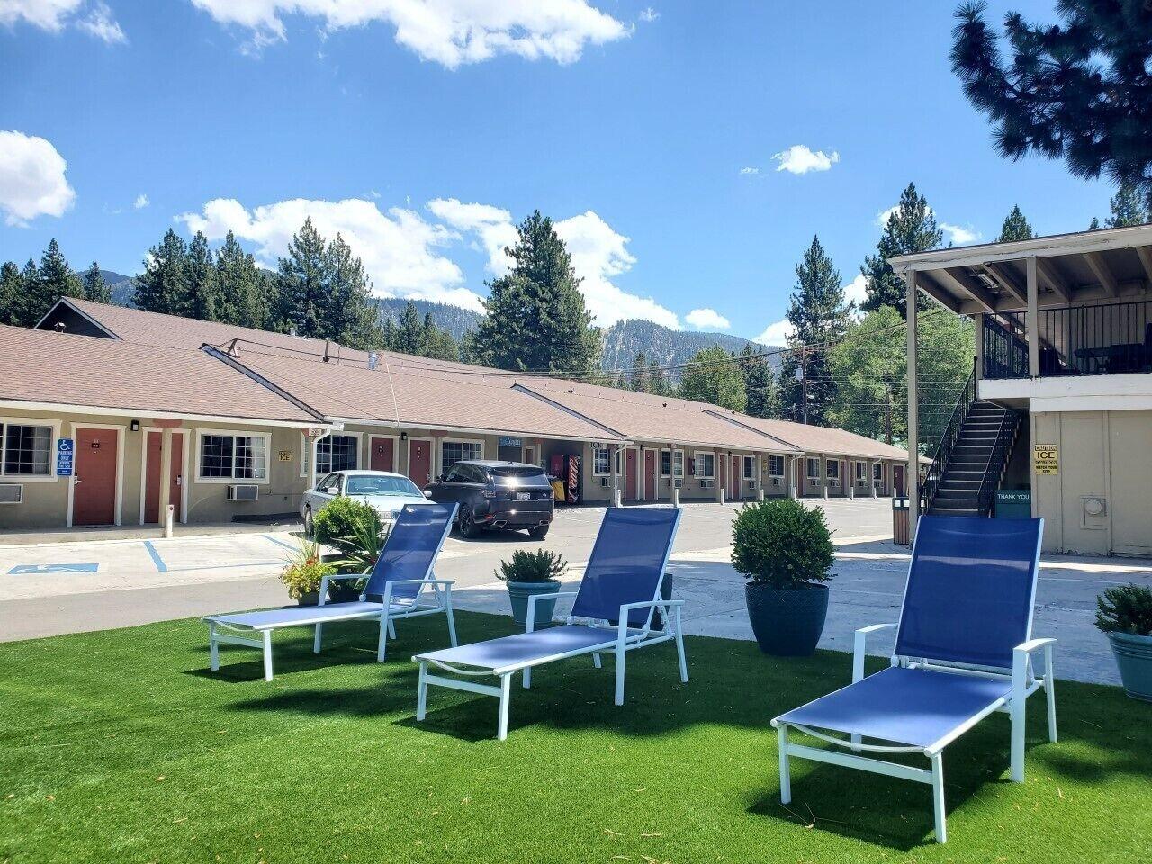 Vista Exterior Bluebird Day Inn & Suites