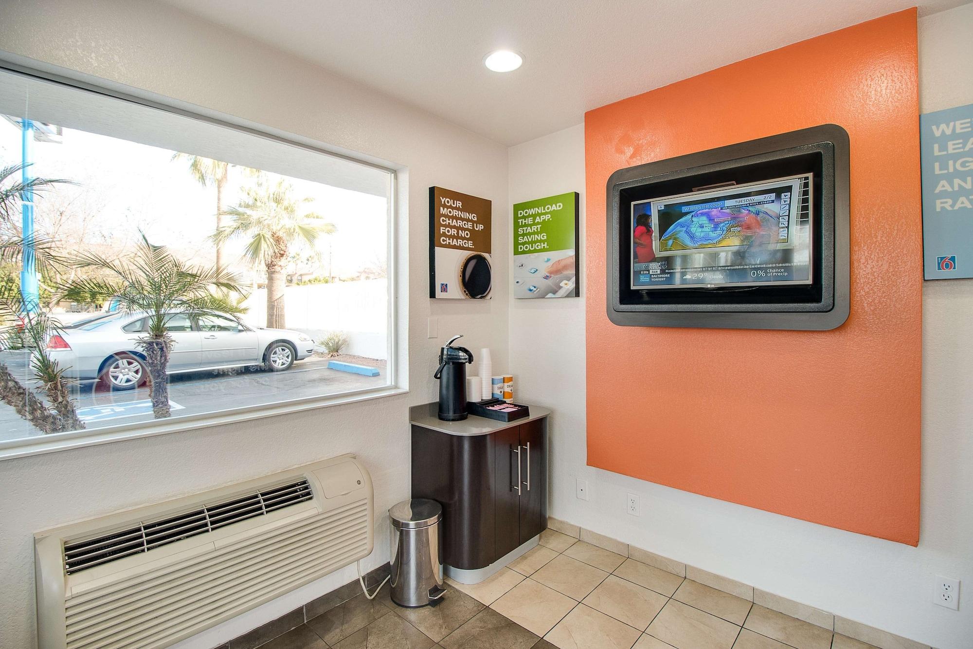 Vista Lobby Motel 6 Phoenix East