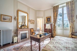 Alojamiento - 15 Bedroom Castle in Dangeul