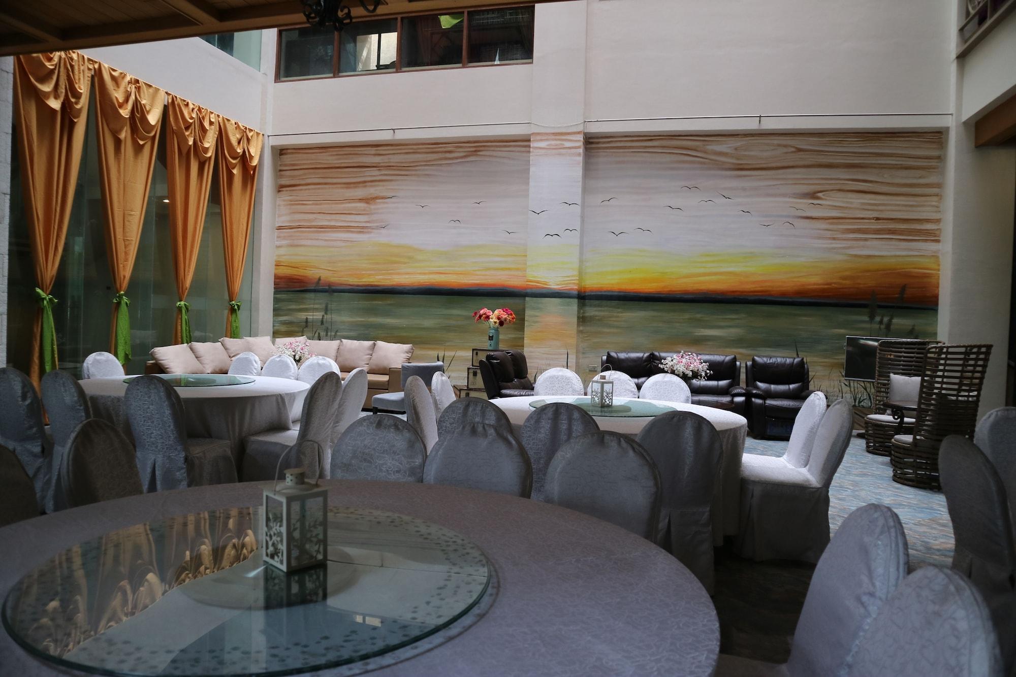 Restaurant Paragon Hotel and Suites
