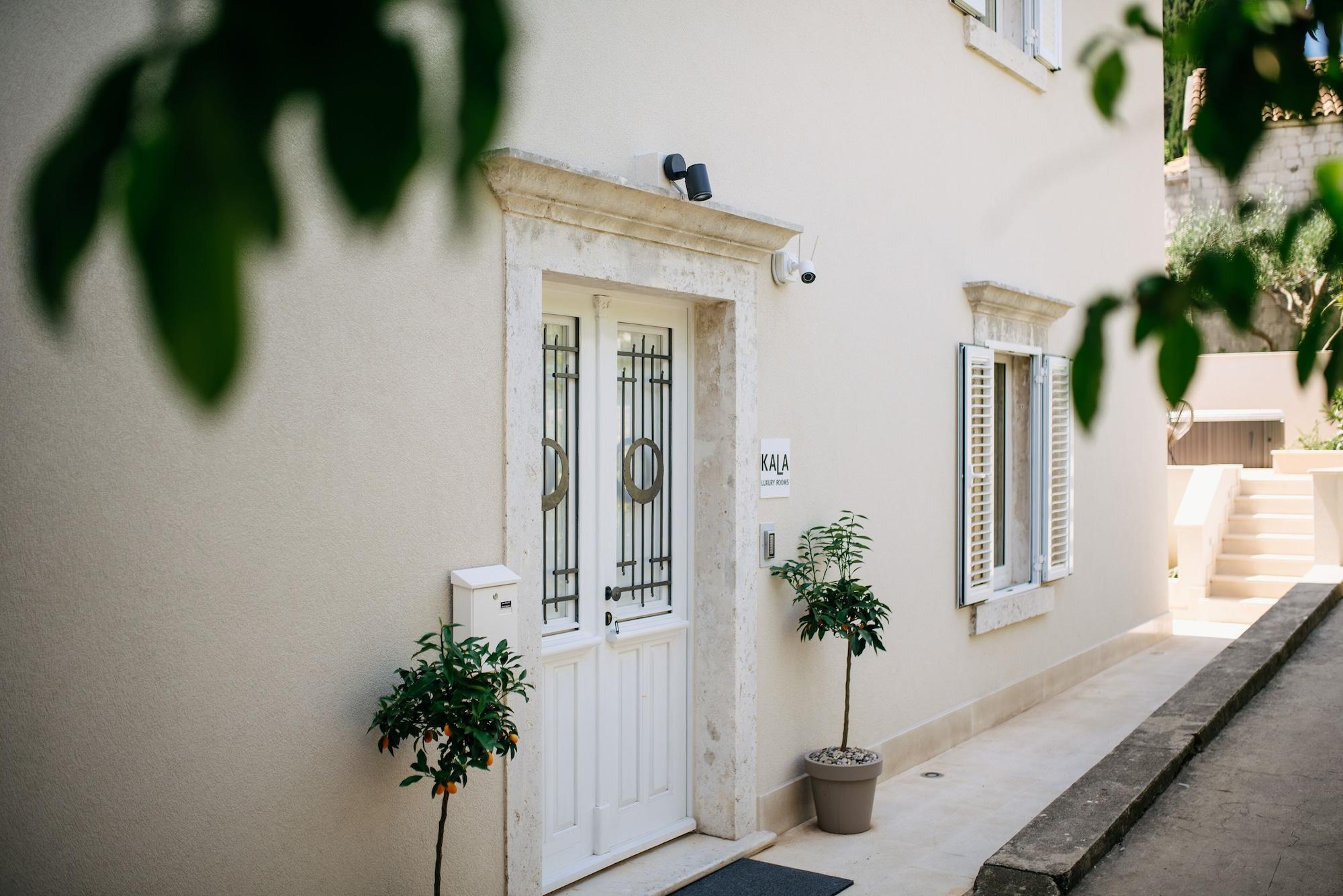 Vista Exterior Kala Luxury rooms by DuHomes