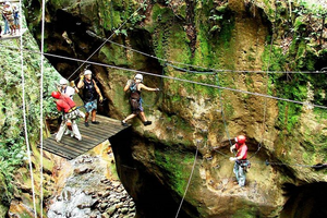 Actividad - Parque Rincón de la Vieja: tirolesa cruzando el río