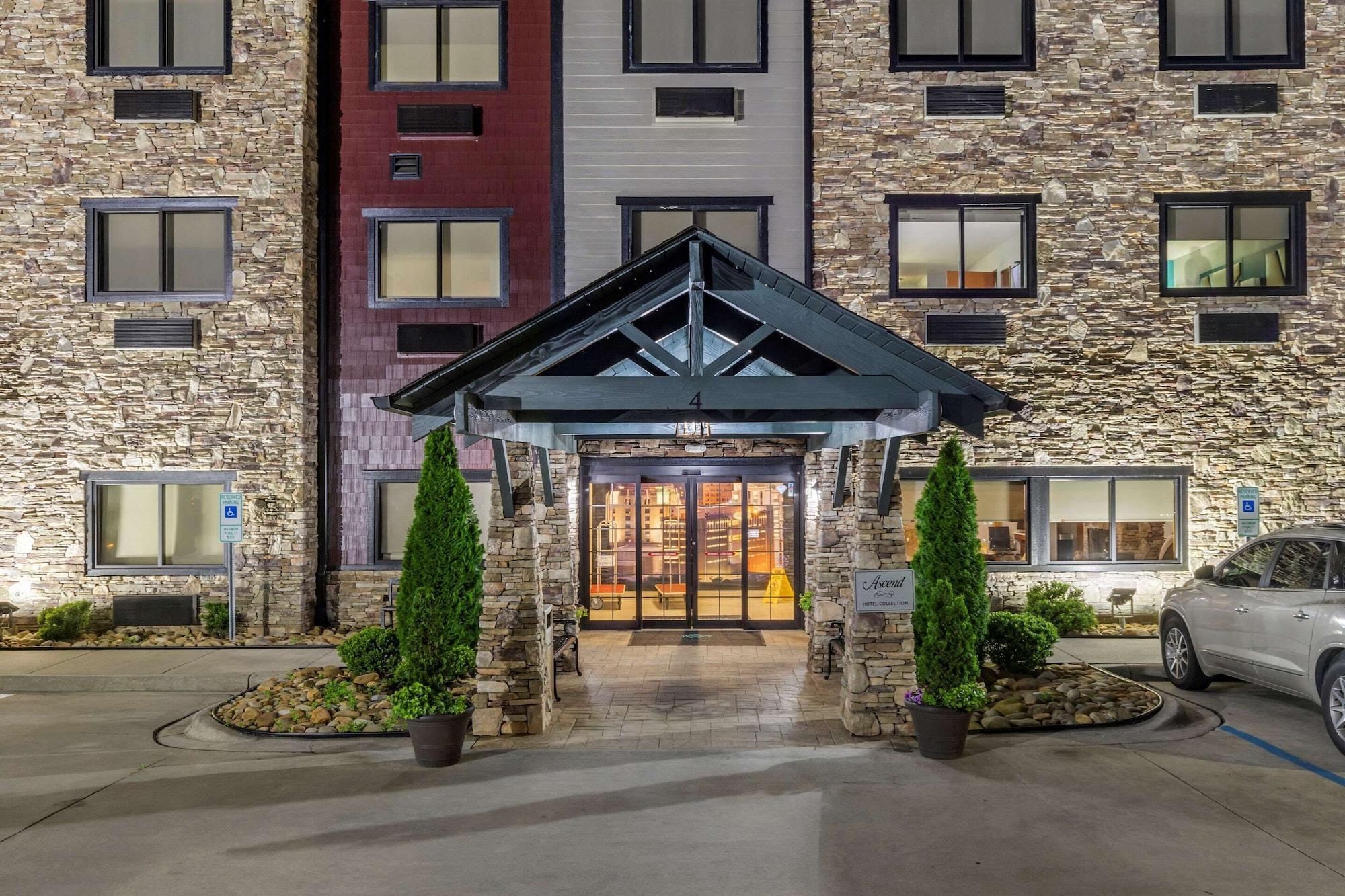 Vista Exterior Brookstone Lodge near Biltmore Village, Ascend Hotel Collection by Choice Hotels International
