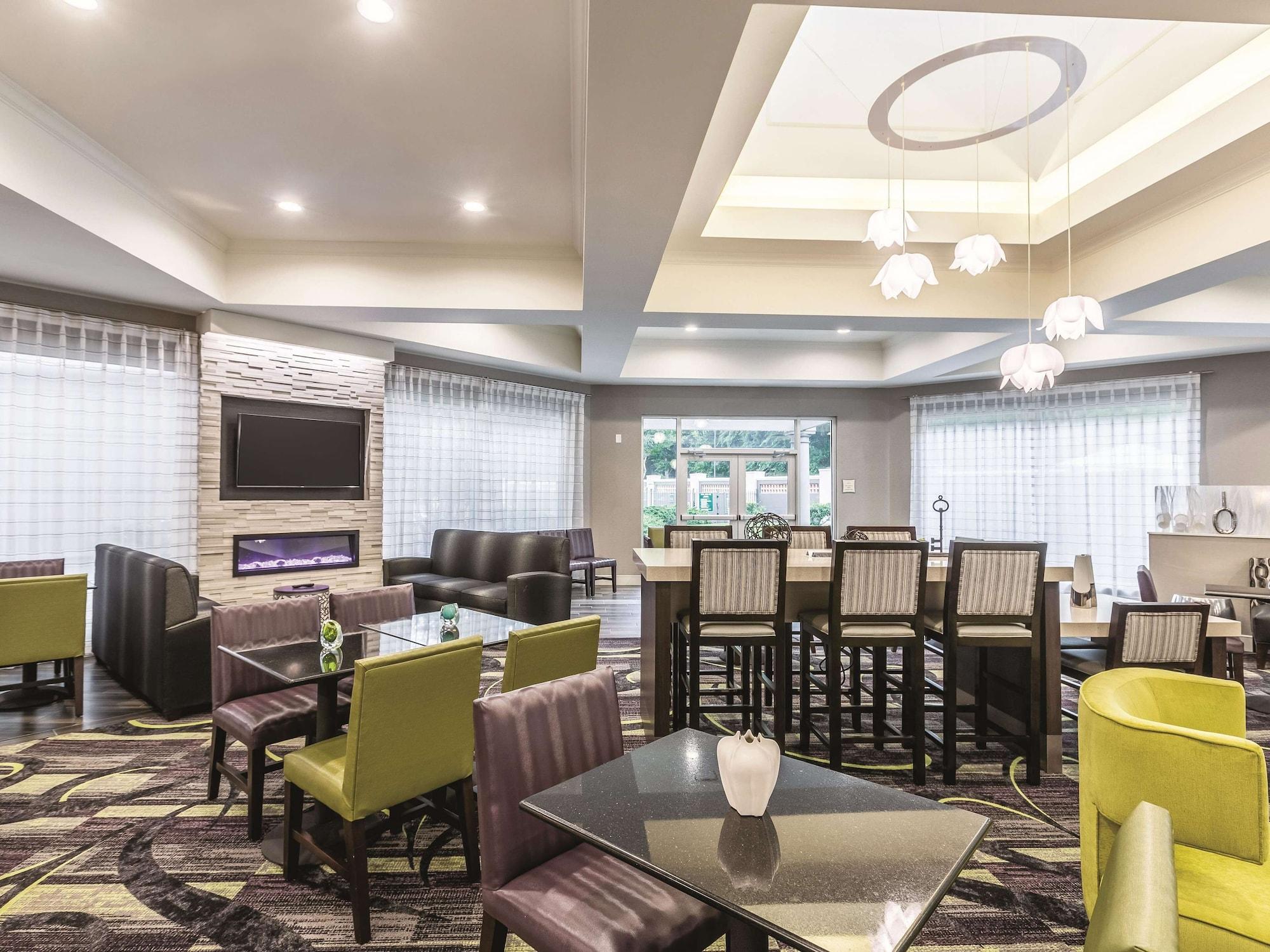Vista Lobby La Quinta Inn & Suites by Wyndham Atlanta Alpharetta