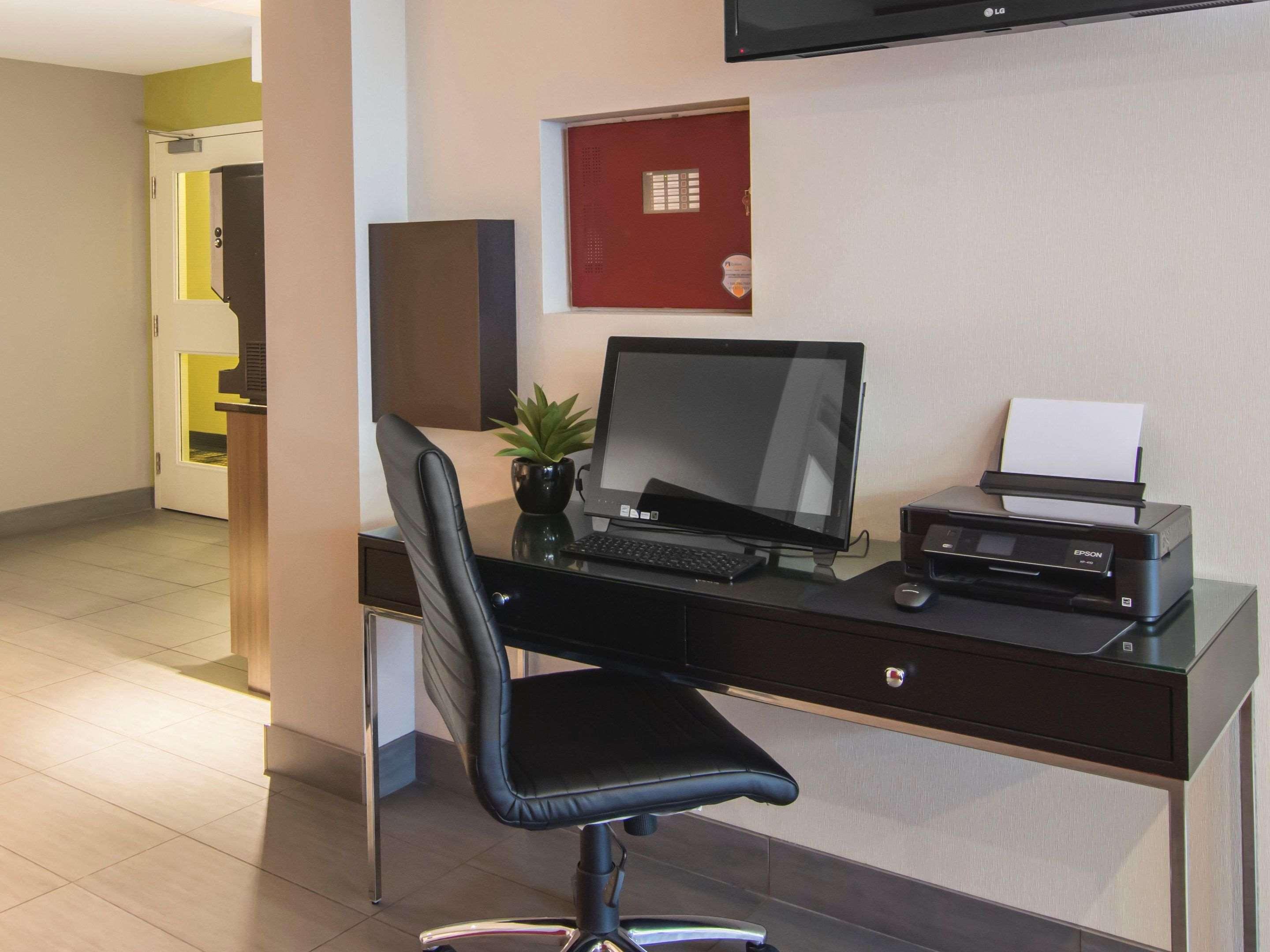 Centro de Negocios Comfort Inn Airport East