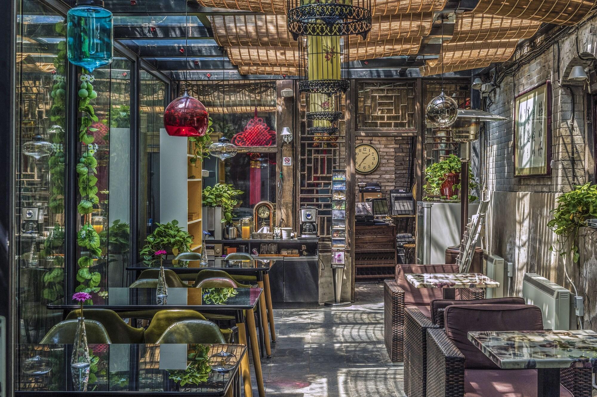 Restaurant Hill Lily Courtyard