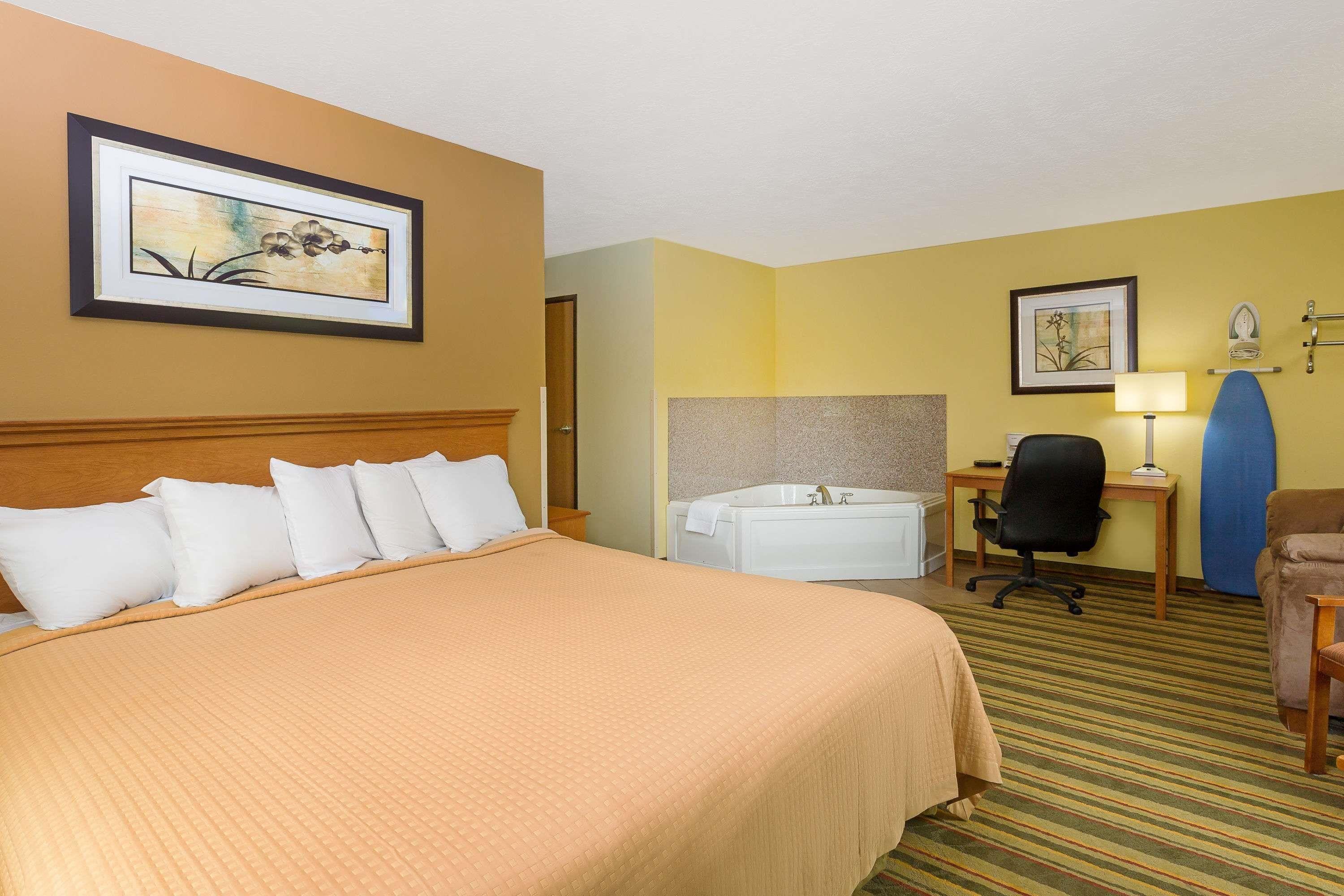 Vista Exterior Days Inn by Wyndham Yankton SD