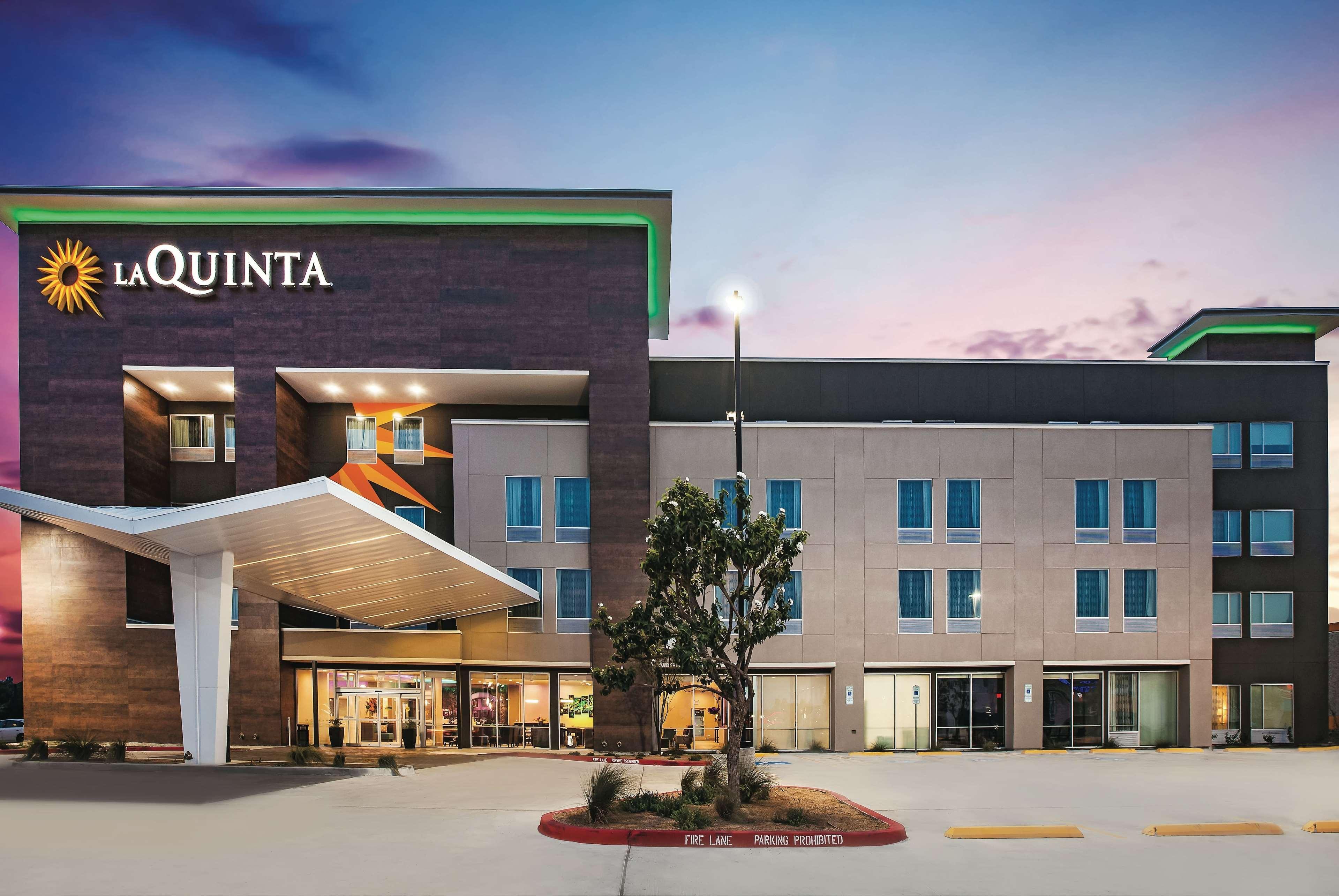 Vista Exterior La Quinta Inn & Suites by Wyndham McAllen La Plaza Mall