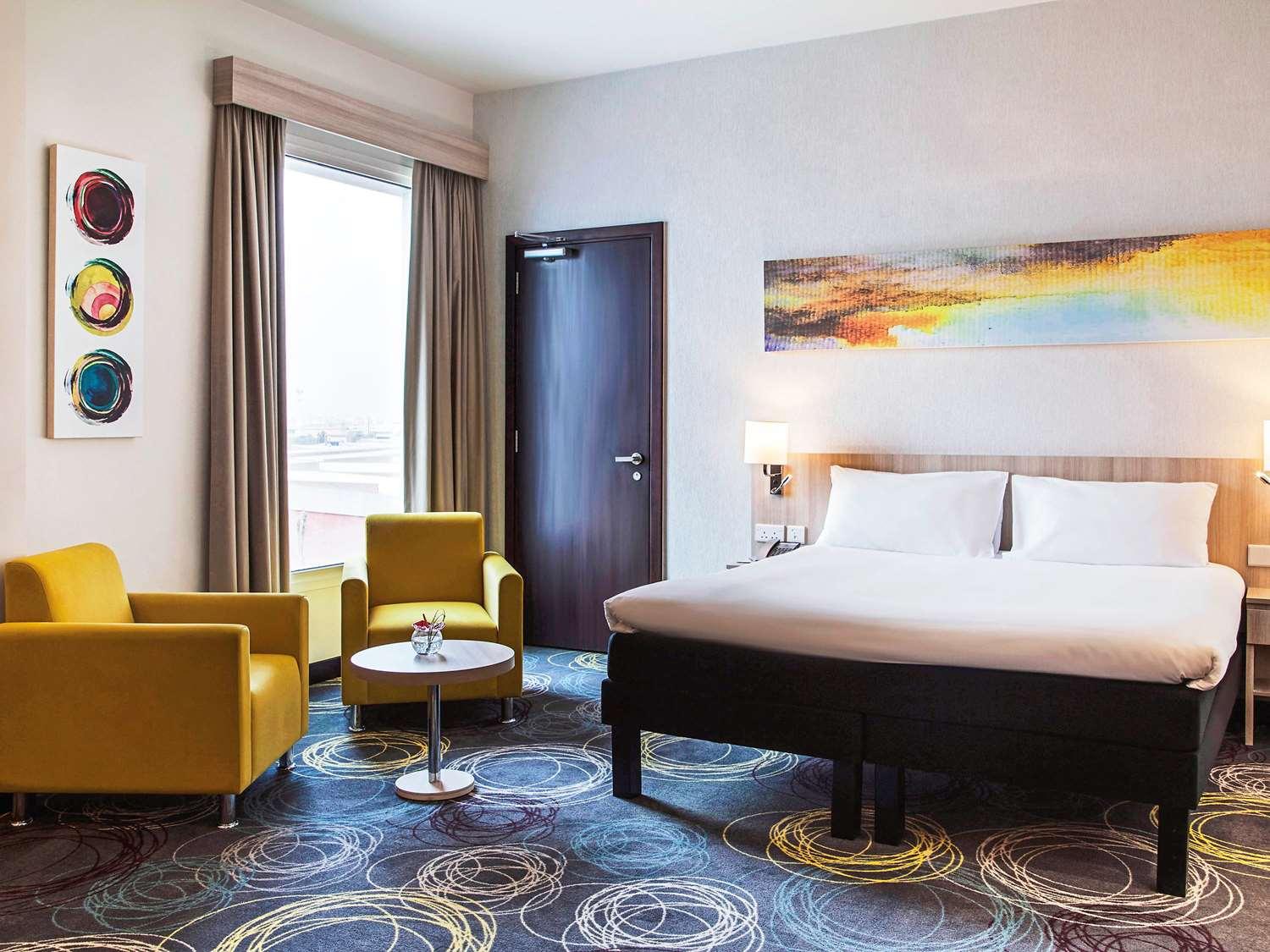 Vista Exterior ibis Styles Dragon Mart Dubai