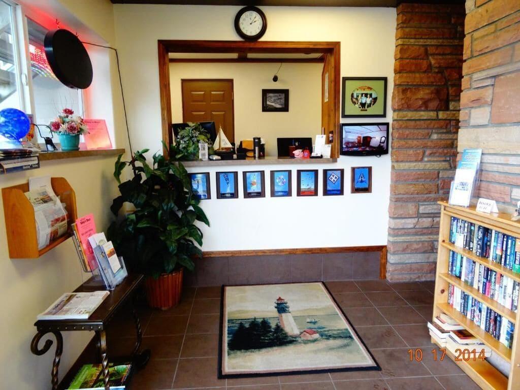 Vista Lobby Breakers Boutique Inn