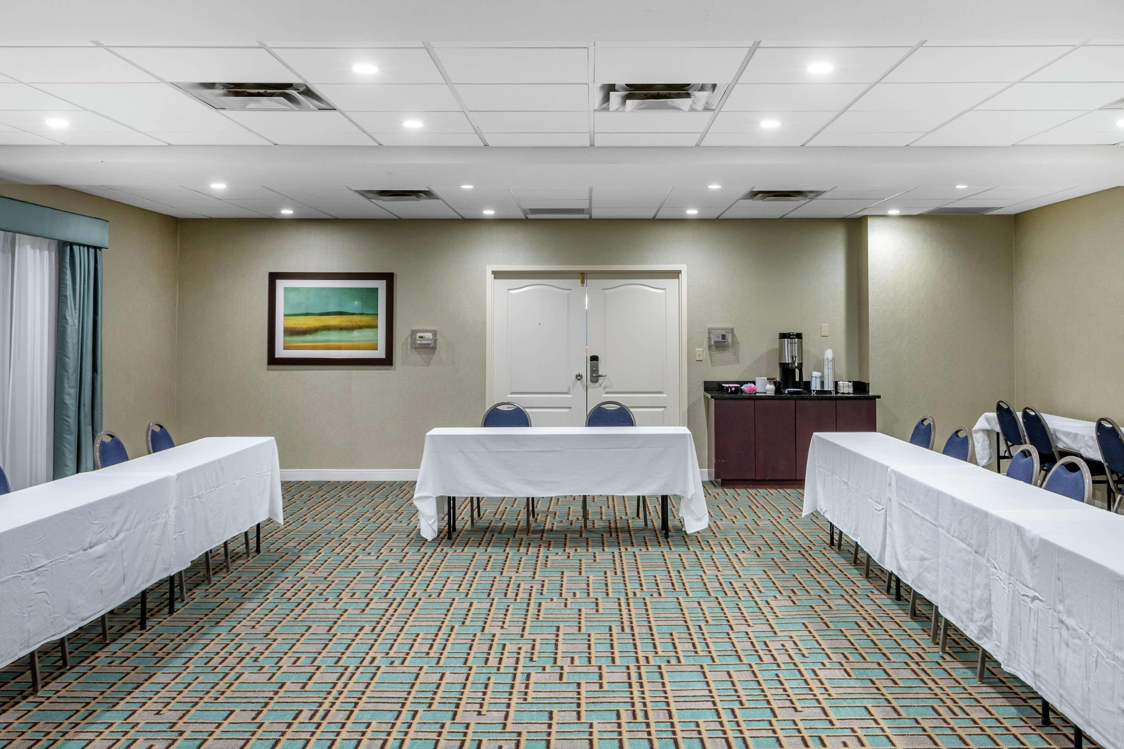 Centro de Negocios Hampton Inn Adel