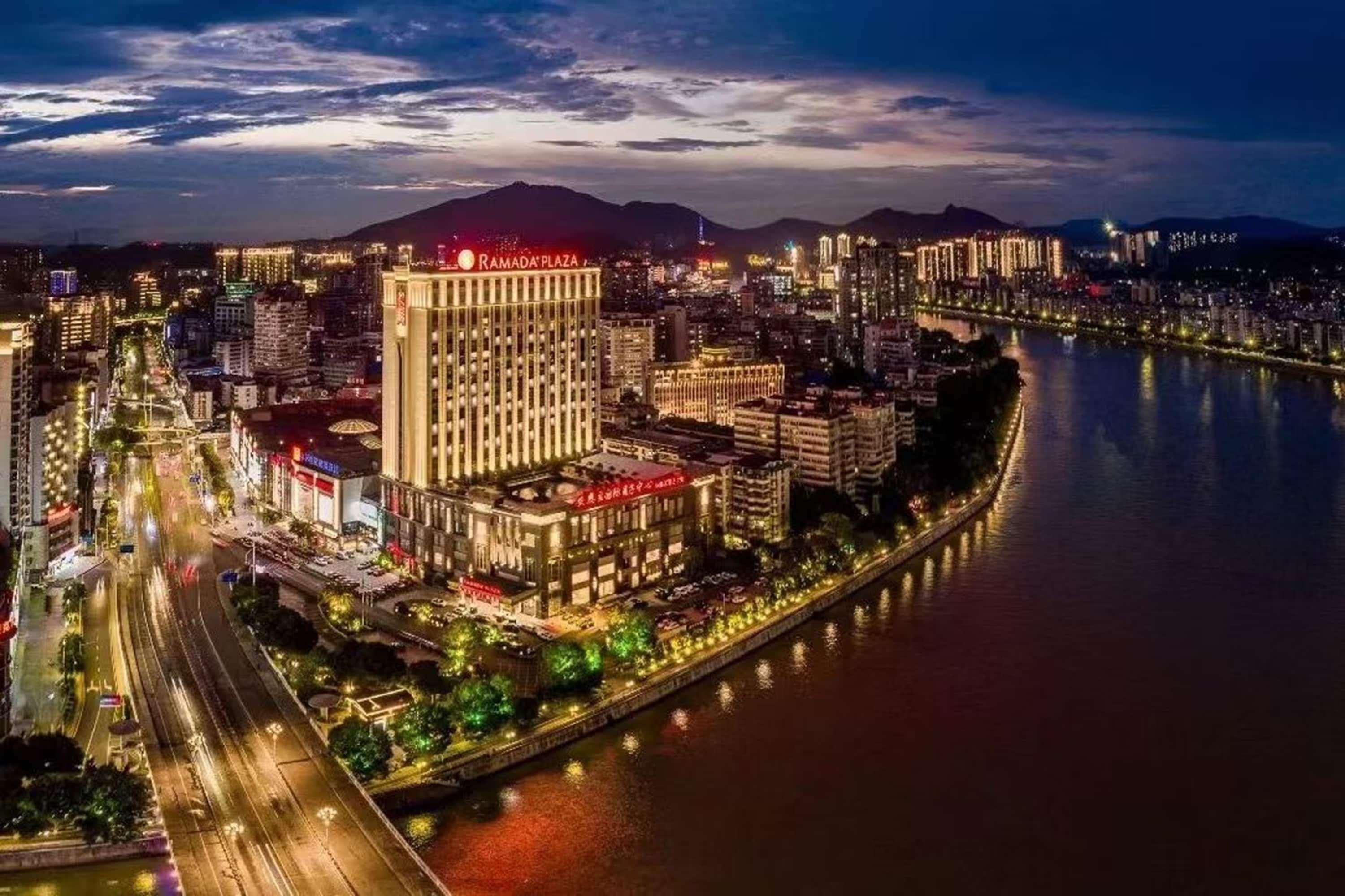 Vista Exterior Ramada Plaza by Wyndham Shaoguan City Centre