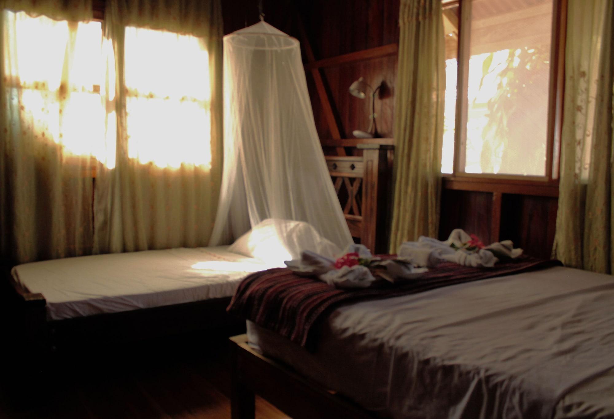 Varios Triple Basic Room With Shared Areas and Shared Bathroom