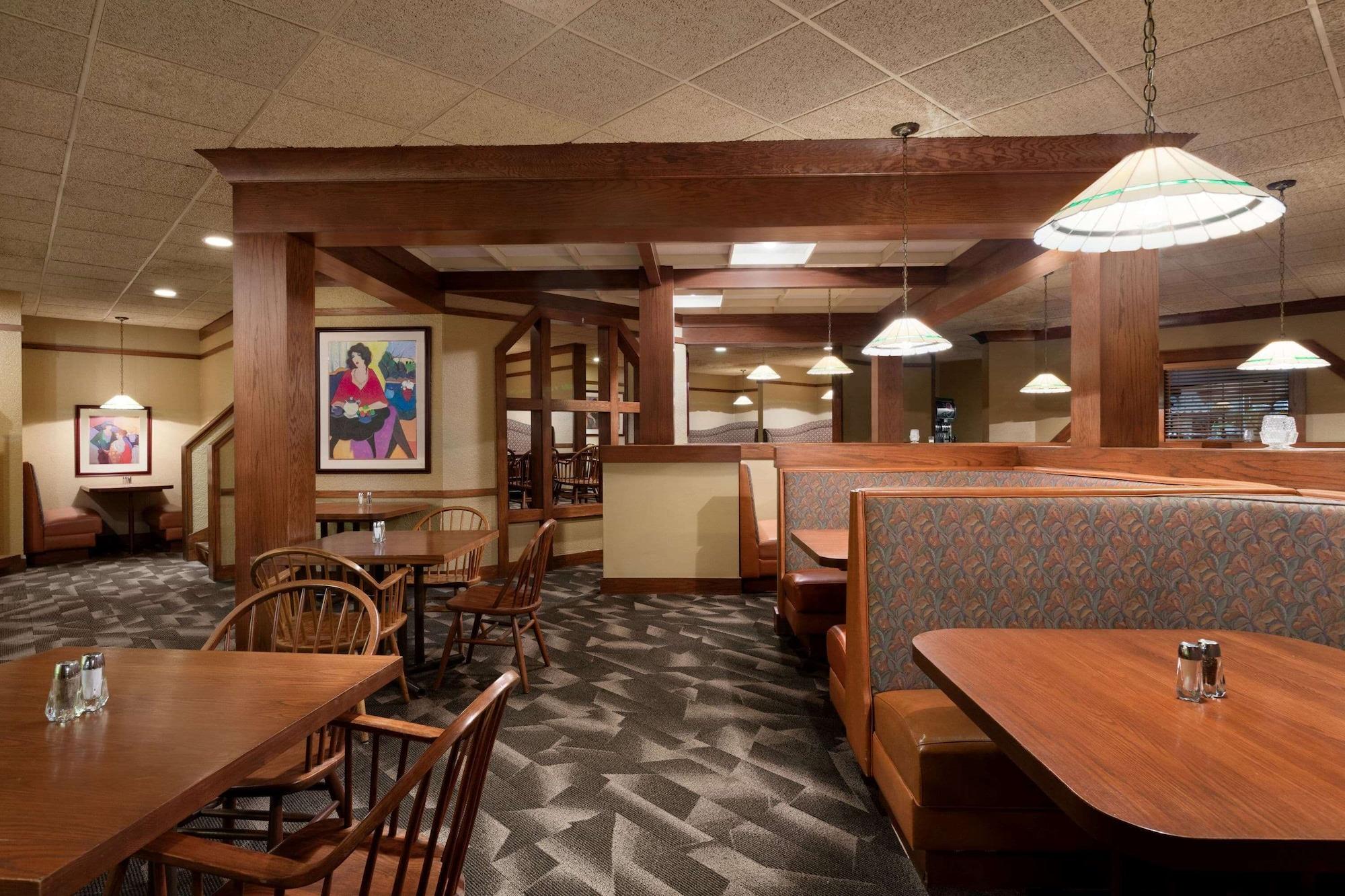 Restaurant Ramada by Wyndham Fargo