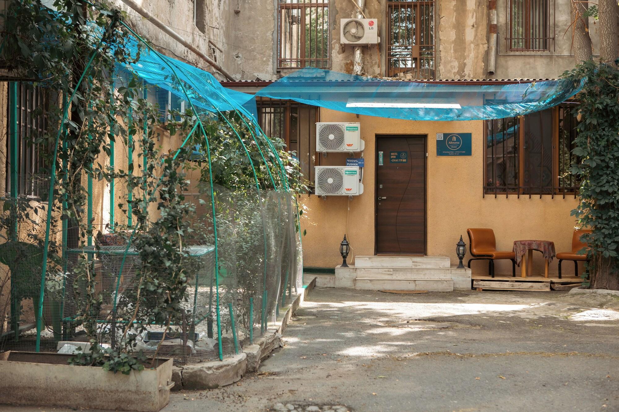 Varios Armena Hostel