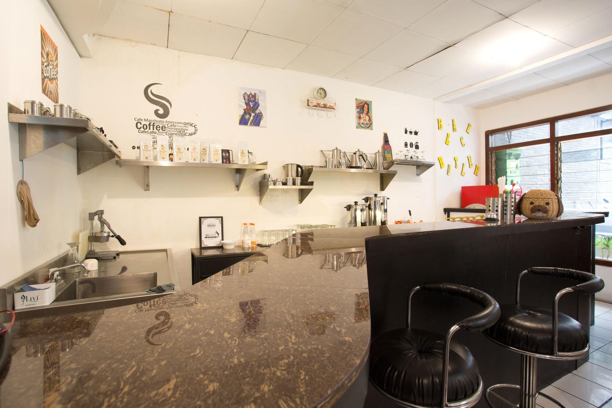 Bar/Salón RedDoorz @ Supratman Street