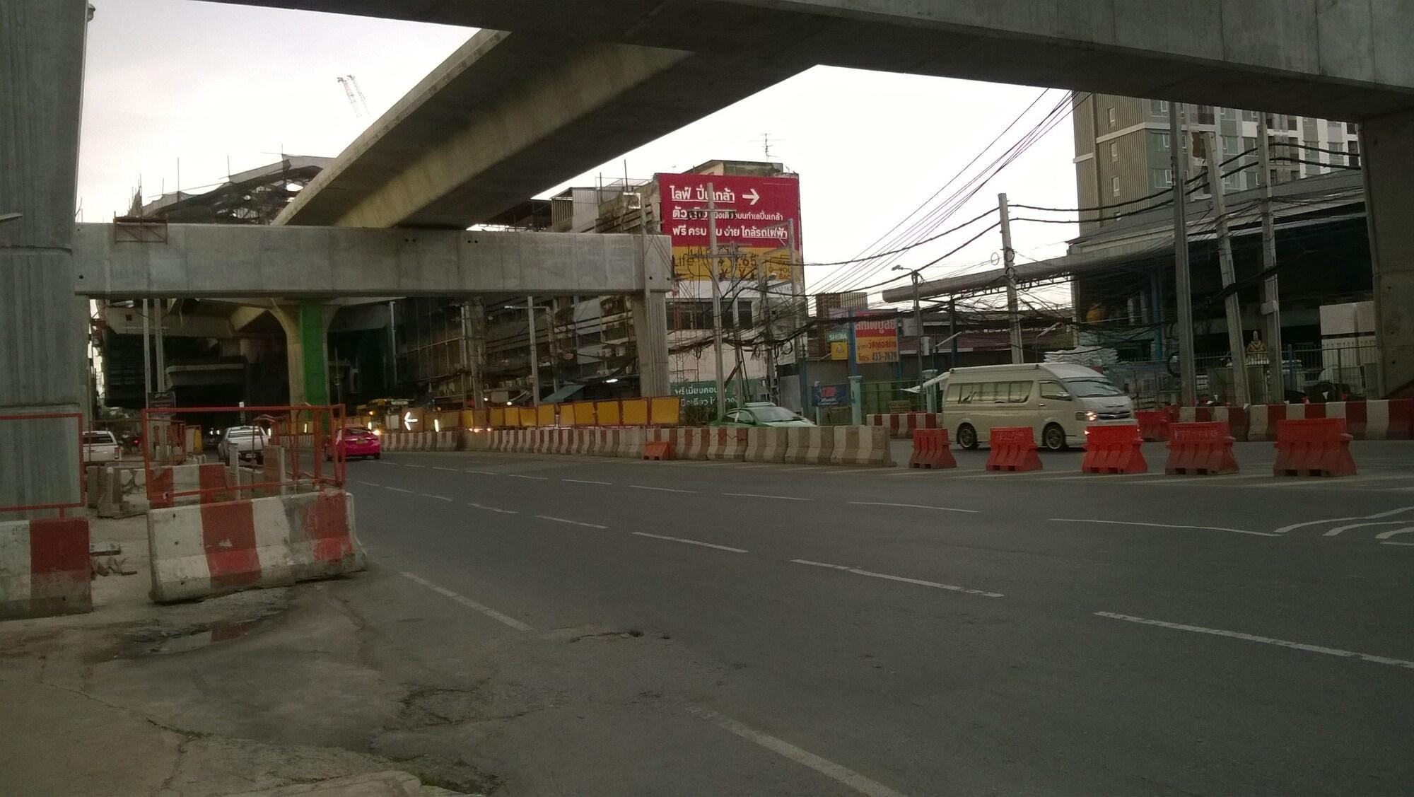 Vista Exterior A & P House Charansanitwong